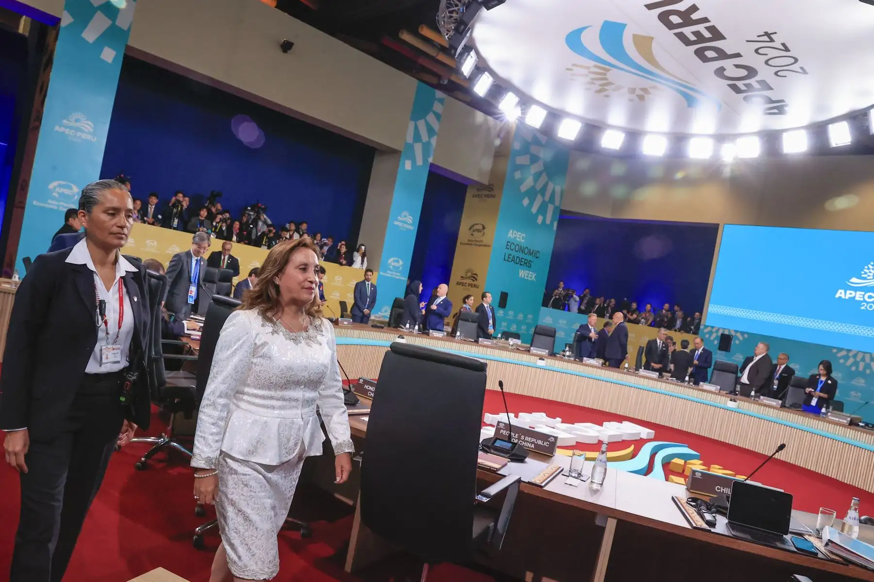 Las tres prioridades establecidas para este 2024 son esenciales para cumplir con los objetivos de APEC: para mejorar la eficacia de la cooperación económica y avanzar hacia un crecimiento sólido, equilibrado, sostenible e inclusivo", señaló la presidenta de la república, Dina Ercilia Boluarte Zegarra, en la inauguración del diálogo informal de líderes económicos APEC 2024.  Foto: ANDINA/Prensa Presidencia