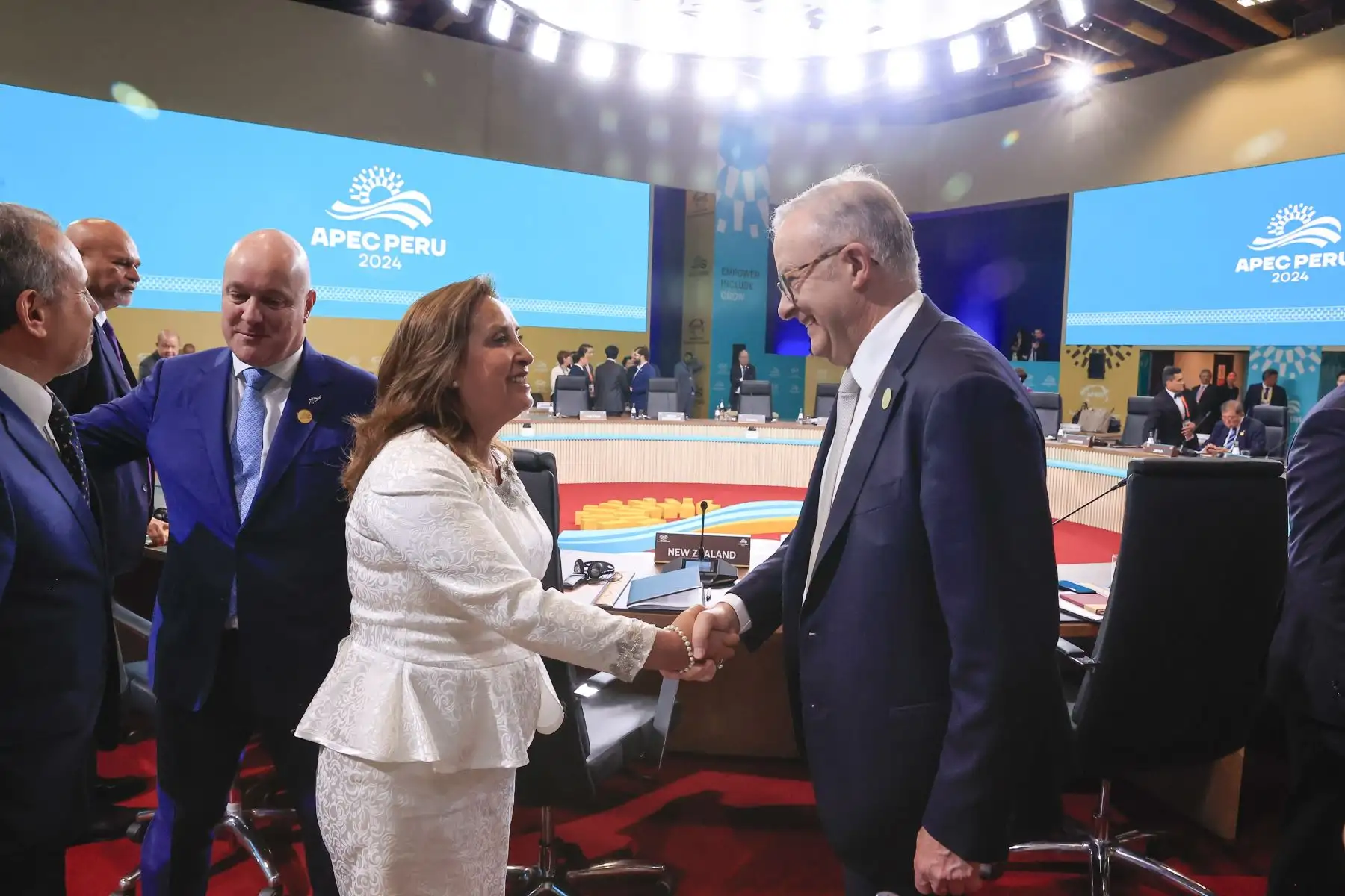Las tres prioridades establecidas para este 2024 son esenciales para cumplir con los objetivos de APEC: para mejorar la eficacia de la cooperación económica y avanzar hacia un crecimiento sólido, equilibrado, sostenible e inclusivo", señaló la presidenta de la república, Dina Ercilia Boluarte Zegarra, en la inauguración del diálogo informal de líderes económicos APEC 2024.  Foto: ANDINA/Prensa Presidencia