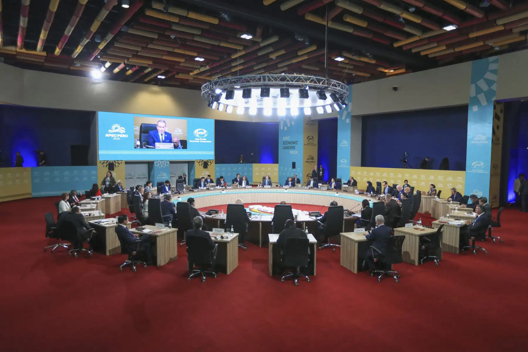 Las tres prioridades establecidas para este 2024 son esenciales para cumplir con los objetivos de APEC: para mejorar la eficacia de la cooperación económica y avanzar hacia un crecimiento sólido, equilibrado, sostenible e inclusivo", señaló la presidenta de la república, Dina Ercilia Boluarte Zegarra, en la inauguración del diálogo informal de líderes económicos APEC 2024.  Foto: ANDINA/Prensa Presidencia