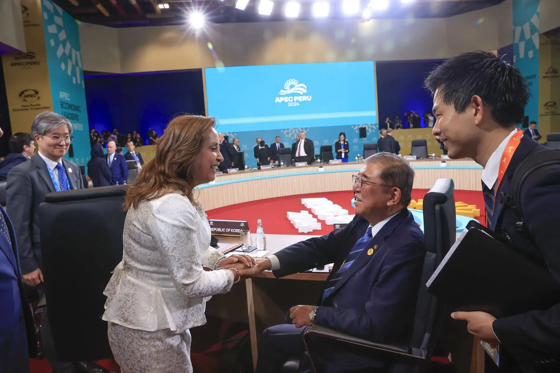 Las tres prioridades establecidas para este 2024 son esenciales para cumplir con los objetivos de APEC: para mejorar la eficacia de la cooperación económica y avanzar hacia un crecimiento sólido, equilibrado, sostenible e inclusivo", señaló la presidenta de la república, Dina Ercilia Boluarte Zegarra, en la inauguración del diálogo informal de líderes económicos APEC 2024.  Foto: ANDINA/Prensa Presidencia