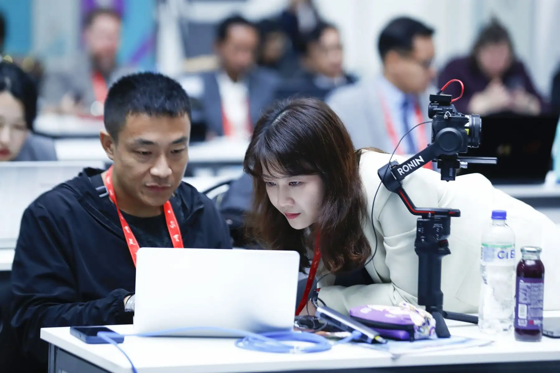 Desde el Centro Internacional de Prensa ubicado en el Ministerio de Cultura de San Borja, periodistas extranjeros trabajan y pasan su material periodístico y audiovisual sobre la cobertura de las reuniones del Foro de Cooperación Económica Asia-Pacífico APEC Perú 2024 que se realiza en la ciudad de Lima. Foto: ANDINA/Daniel Bracamonte