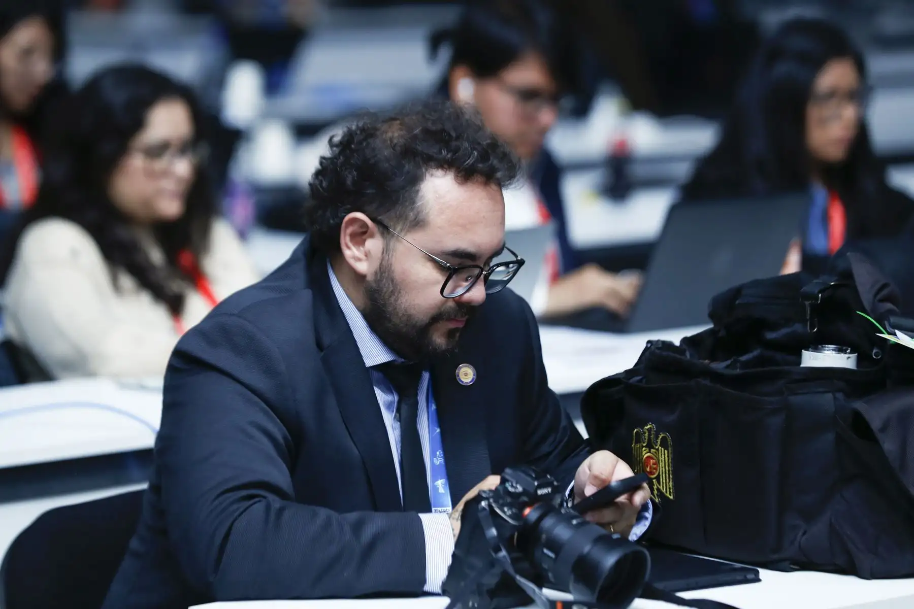 Desde el Centro Internacional de Prensa ubicado en el Ministerio de Cultura de San Borja, periodistas extranjeros trabajan y pasan su material periodístico y audiovisual sobre la cobertura de las reuniones del Foro de Cooperación Económica Asia-Pacífico APEC Perú 2024 que se realiza en la ciudad de Lima. Foto: ANDINA/Daniel Bracamonte