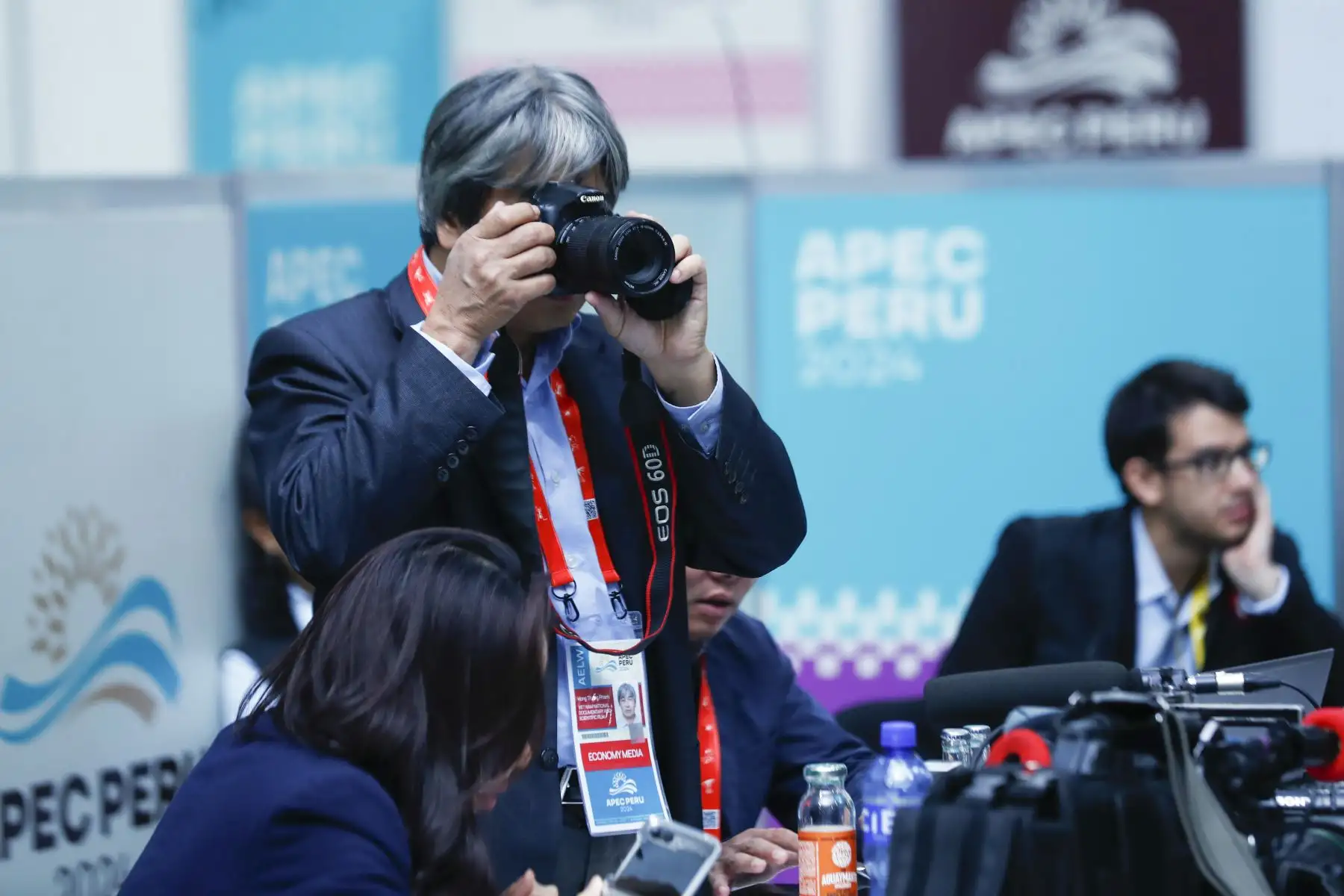 Desde el Centro Internacional de Prensa ubicado en el Ministerio de Cultura de San Borja, periodistas extranjeros trabajan y pasan su material periodístico y audiovisual sobre la cobertura de las reuniones del Foro de Cooperación Económica Asia-Pacífico APEC Perú 2024 que se realiza en la ciudad de Lima. Foto: ANDINA/Daniel Bracamonte