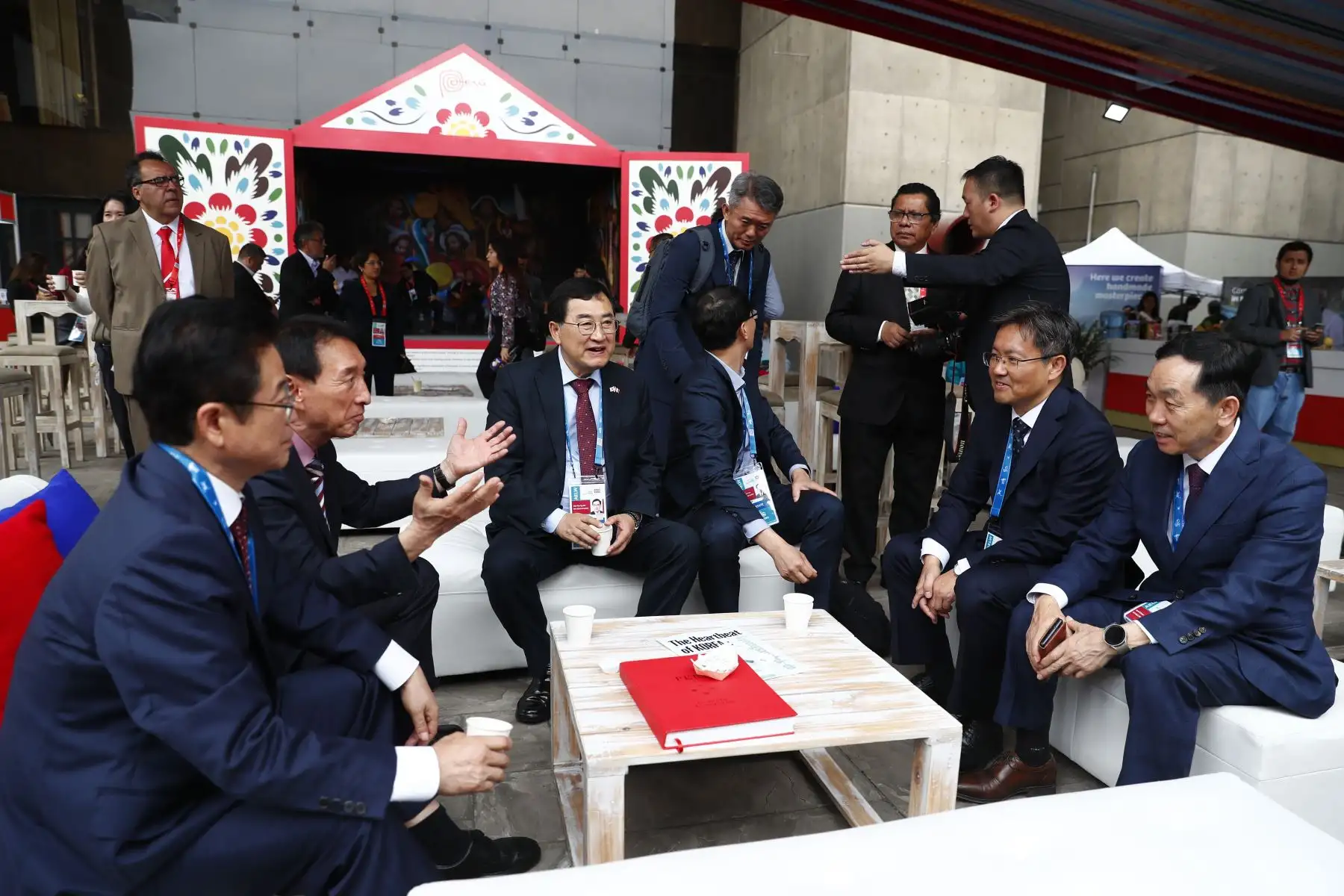 Periodistas de Corea del Sur visitaron la zona de Promperú, en el Centro Internacional de Prensa ubicado en el Ministerio de Cultura, en el marco de las reuniones de jefes de Estado del Foro de Cooperación Económica Asia-Pacífico APEC Perú 2024 que se realizan en Lima hasta el 16 de noviembre. Foto: ANDINA/Daniel Bracamonte