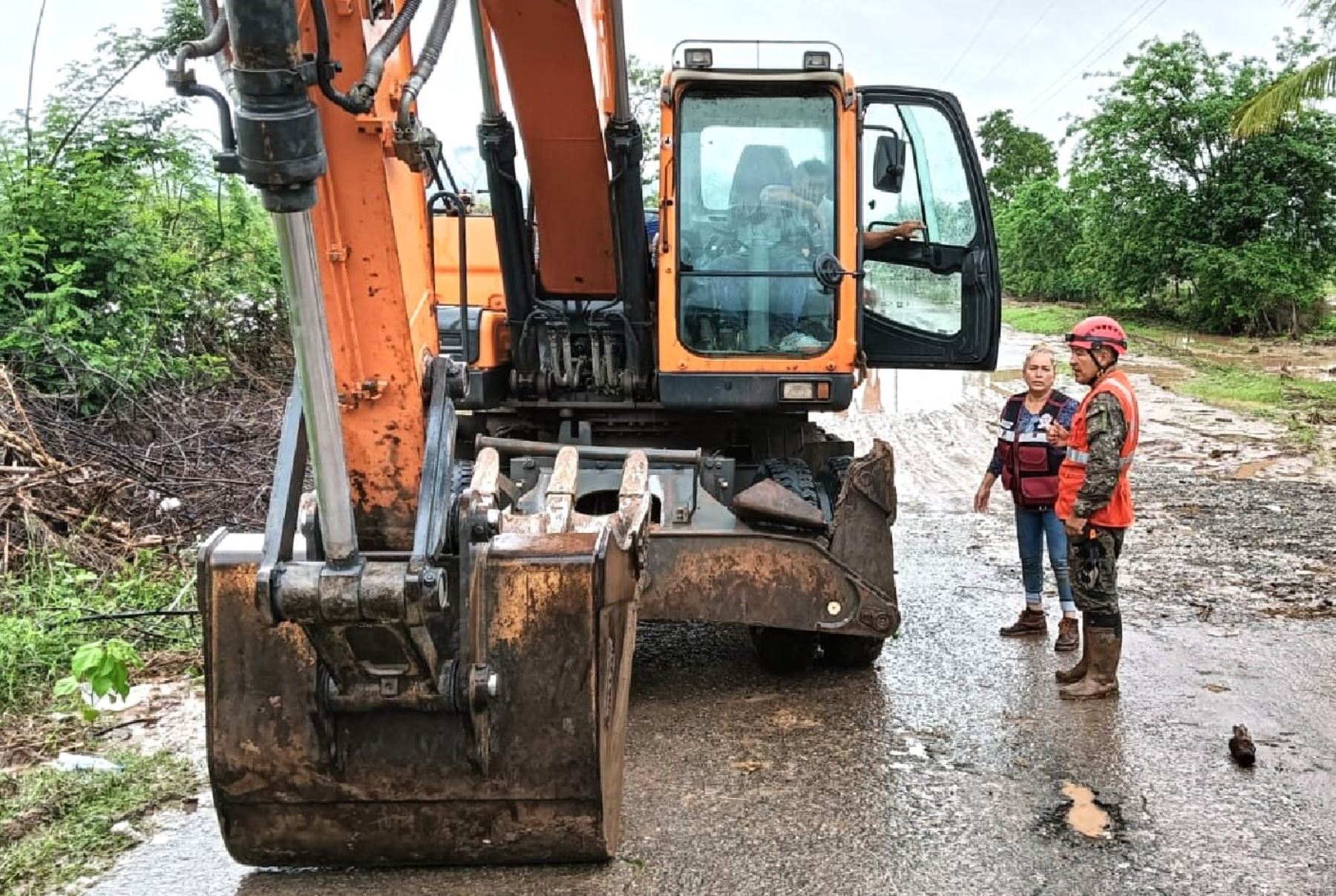 El Ejército del Perú, unas de las entidades de primera respuesta ante emergencia, participa en las acciones para atender a la población afectada por las inundaciones causadas la activación de quebradas registrada en San Martín. ANDINA/Difusión