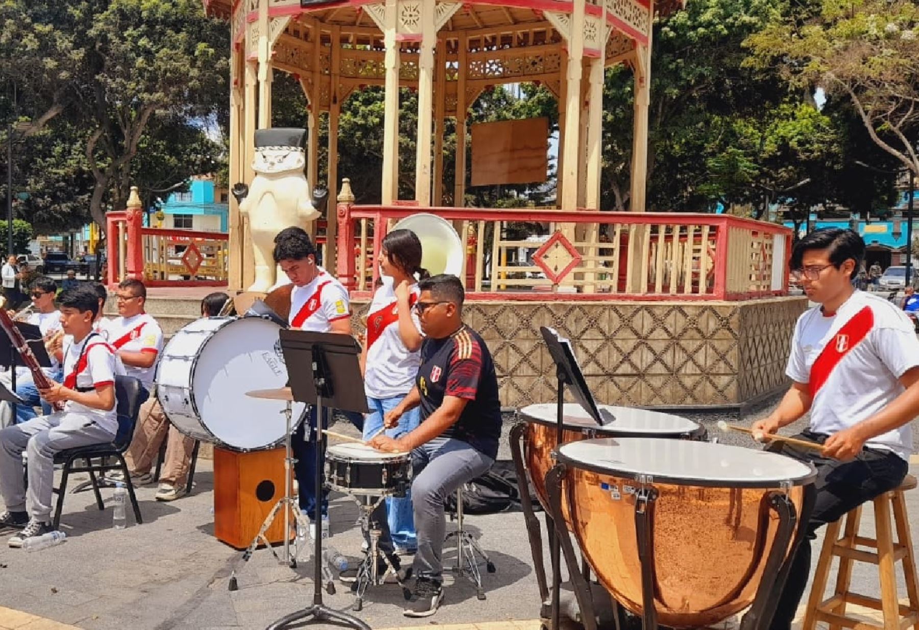 La Orquesta Sinfónica Municipal de Chancay volvió a ofrecer un concierto gratuito en la plaza de Armas de ese distrito para continuar con los festejos por la inauguración del puerto de Chancay. ANDINA/Difusión