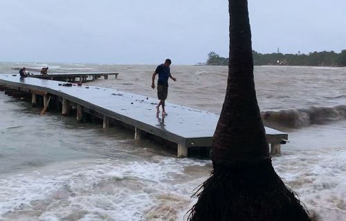 En los tres días que lleva la tormenta Sara afectando a Honduras ha fallecido una persona, por sumersión, en el departamento de Yoro. Foto: EFE