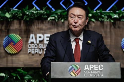 El presidente de Corea del Sur, Yoon Suk-yeol, expone durante APEC CEO Summit, un evento empresarial paralelo a la cumbre de APEC, este viernes en Lima, Perú. Foto: EFE