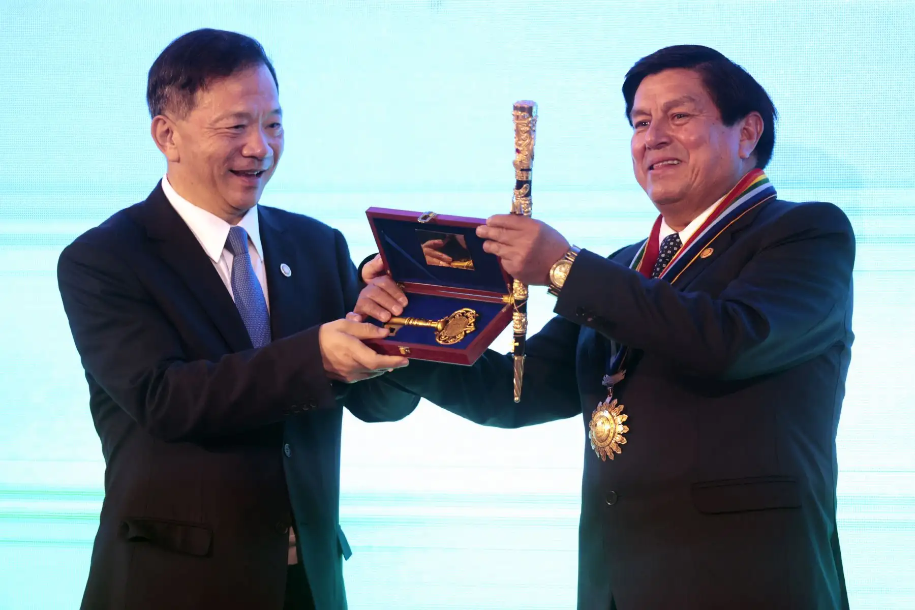 Shen Haixiong viceministro del departamento de publicidad del comité Central del Partido Comunista de China y el alcalde de Cusco Luis Pantoja en la Ceremonia de Lanzamiento de la Tercera Temporada de " Frase Clásicas Citadas por Xi Jinping" ( Versión en Español Encuentro de Intercambios Culturales China_ Perú. Foto: ANDINA/Vidal Tarqui