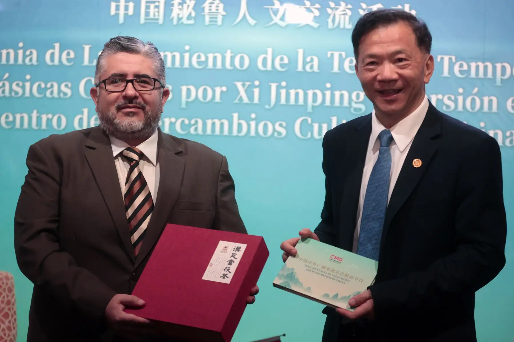 Fabricio Valencia Gibaja, ministro de Cultura y Shen Haixiong viceministro del departamento de publicidad del comité Central del Partido Comunista de China en la Ceremonia de Lanzamiento de la Tercera Temporada de " Frase Clásicas Citadas por Xi Jinping" ( Versión en Español Encuentro de Intercambios Culturales China_ Perú. Foto: ANDINA/Vidal Tarqui