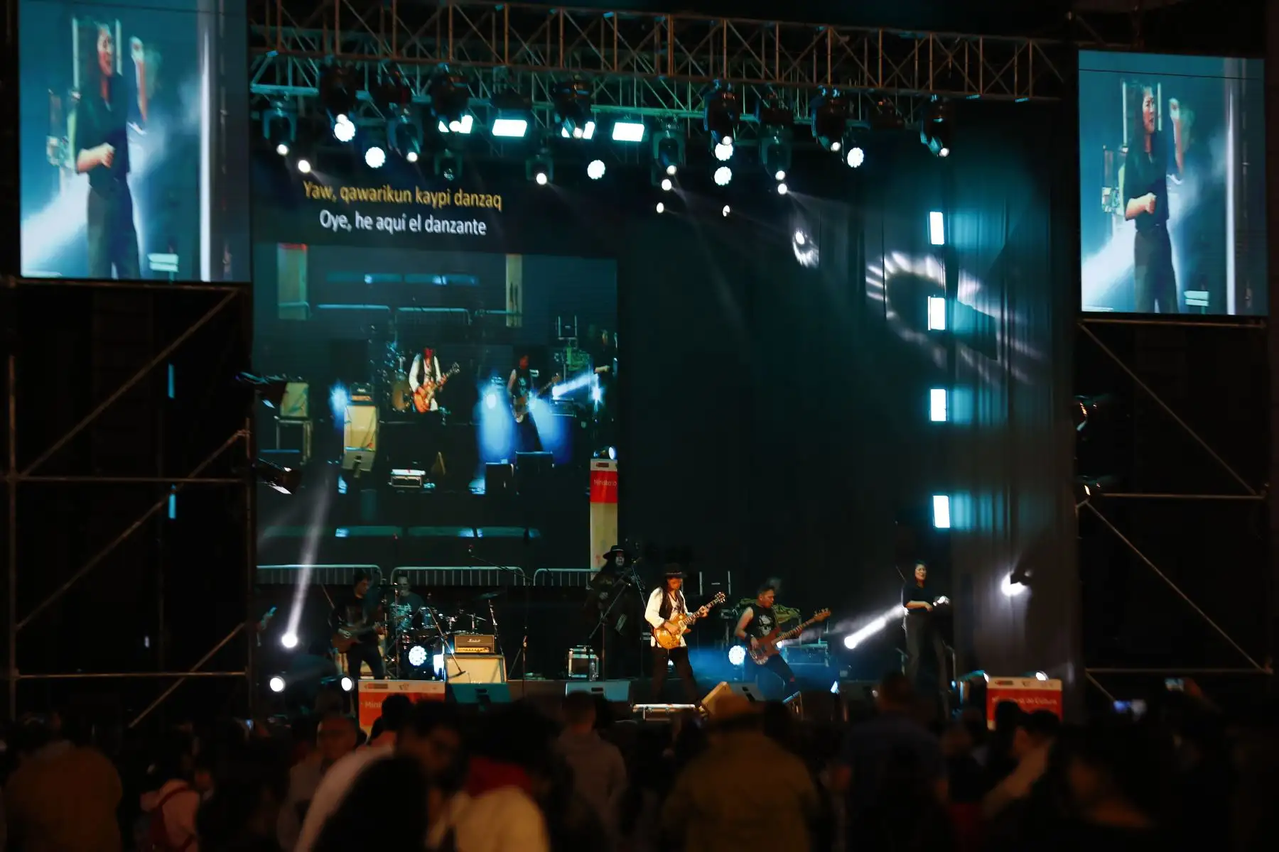 En el marco del Foro de Cooperación Económica Asia-Pacífico APEC Perú 2024, se realizó en el Estadio Municipal Carlos Moscoso de Surquillo el Afuera Fest Intercultural, un festival musical en el que se presentaron destacados artistas peruanos como Eva Ayllón, la banda de rock Uchpa y Marco Campos con su Rumba Afroperuana. Foto: ANDINA/Daniel Bracamonte