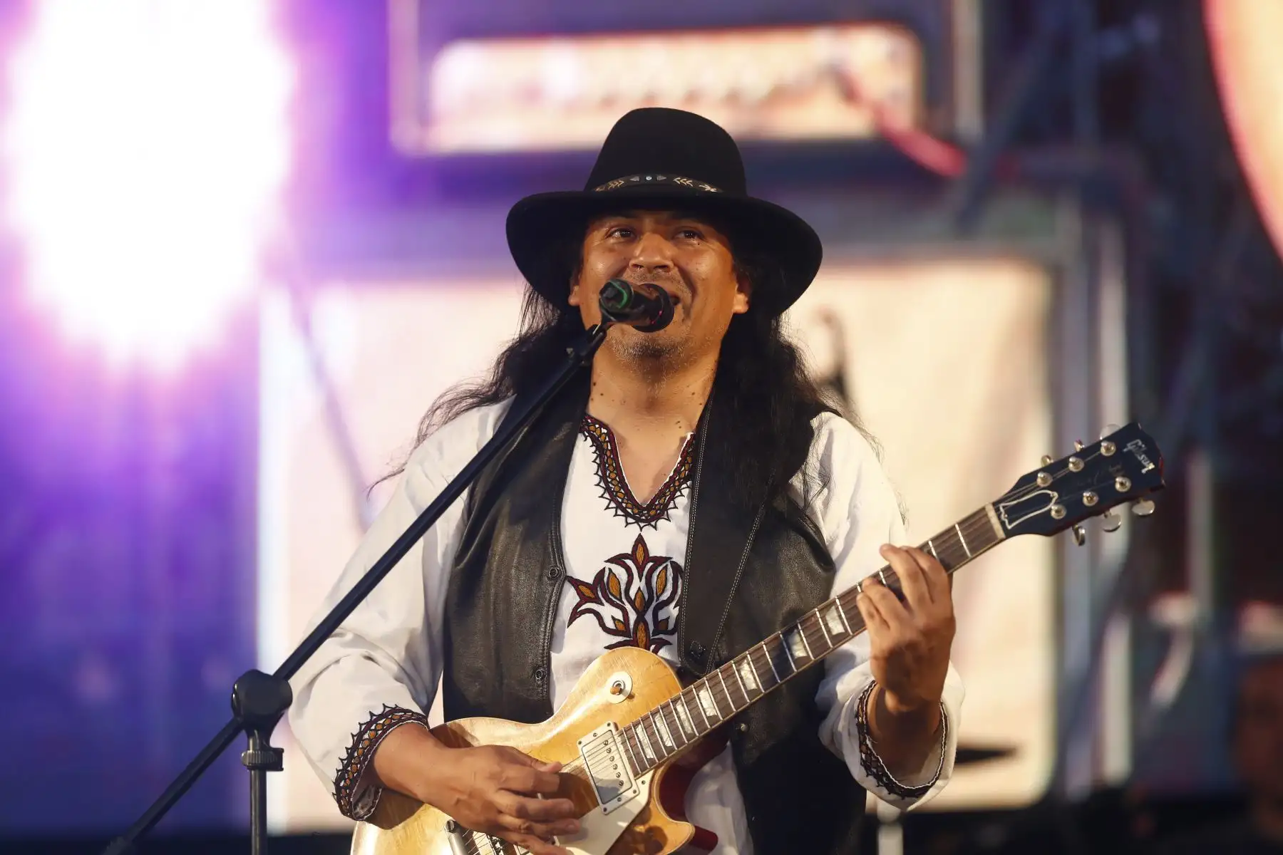 En el marco del Foro de Cooperación Económica Asia-Pacífico APEC Perú 2024, se realizó en el Estadio Municipal Carlos Moscoso de Surquillo el Afuera Fest Intercultural, un festival musical en el que se presentaron destacados artistas peruanos como Eva Ayllón, la banda de rock Uchpa y Marco Campos con su Rumba Afroperuana. Foto: ANDINA/Daniel Bracamonte