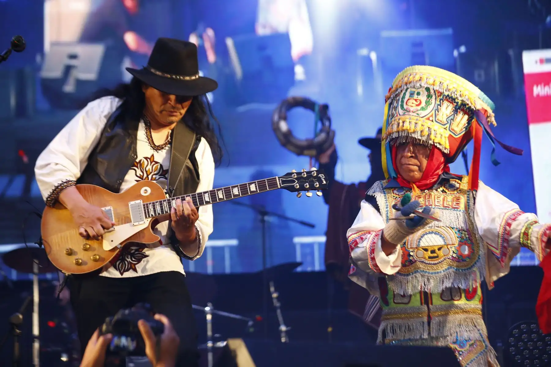 En el marco del Foro de Cooperación Económica Asia-Pacífico APEC Perú 2024, se realizó en el Estadio Municipal Carlos Moscoso de Surquillo el Afuera Fest Intercultural, un festival musical en el que se presentaron destacados artistas peruanos como Eva Ayllón, la banda de rock Uchpa y Marco Campos con su Rumba Afroperuana. Foto: ANDINA/Daniel Bracamonte