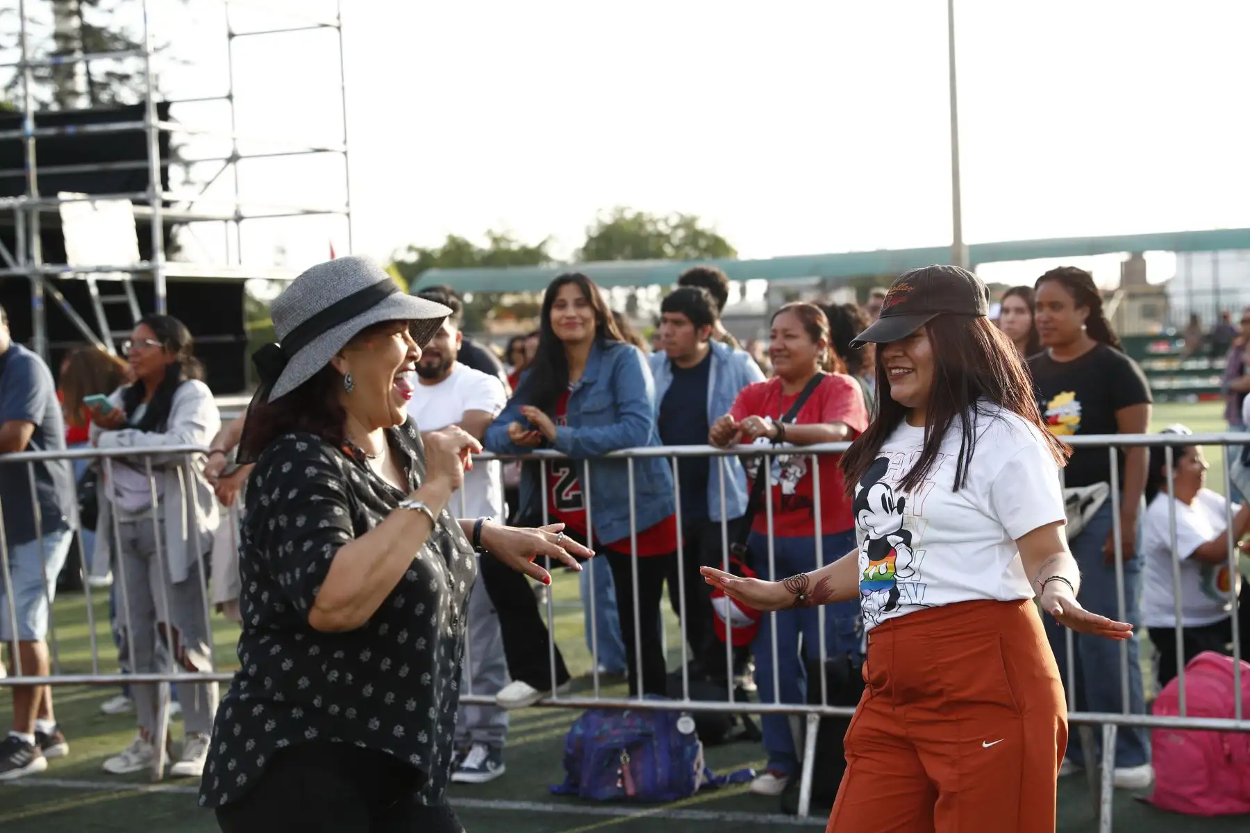 El festival Afuera Fest Intercultural es organizado por el Ministerio de Cultura en el marco del Foro de Cooperación Económica Asia-Pacífico APEC Perú 2024, es de ingreso libre al público, y además de su gran estelar musical, contó con una gran feria de artesanías, bailes, música folclórica y patio de comidas. Foto: ANDINA/Daniel Bracamonte