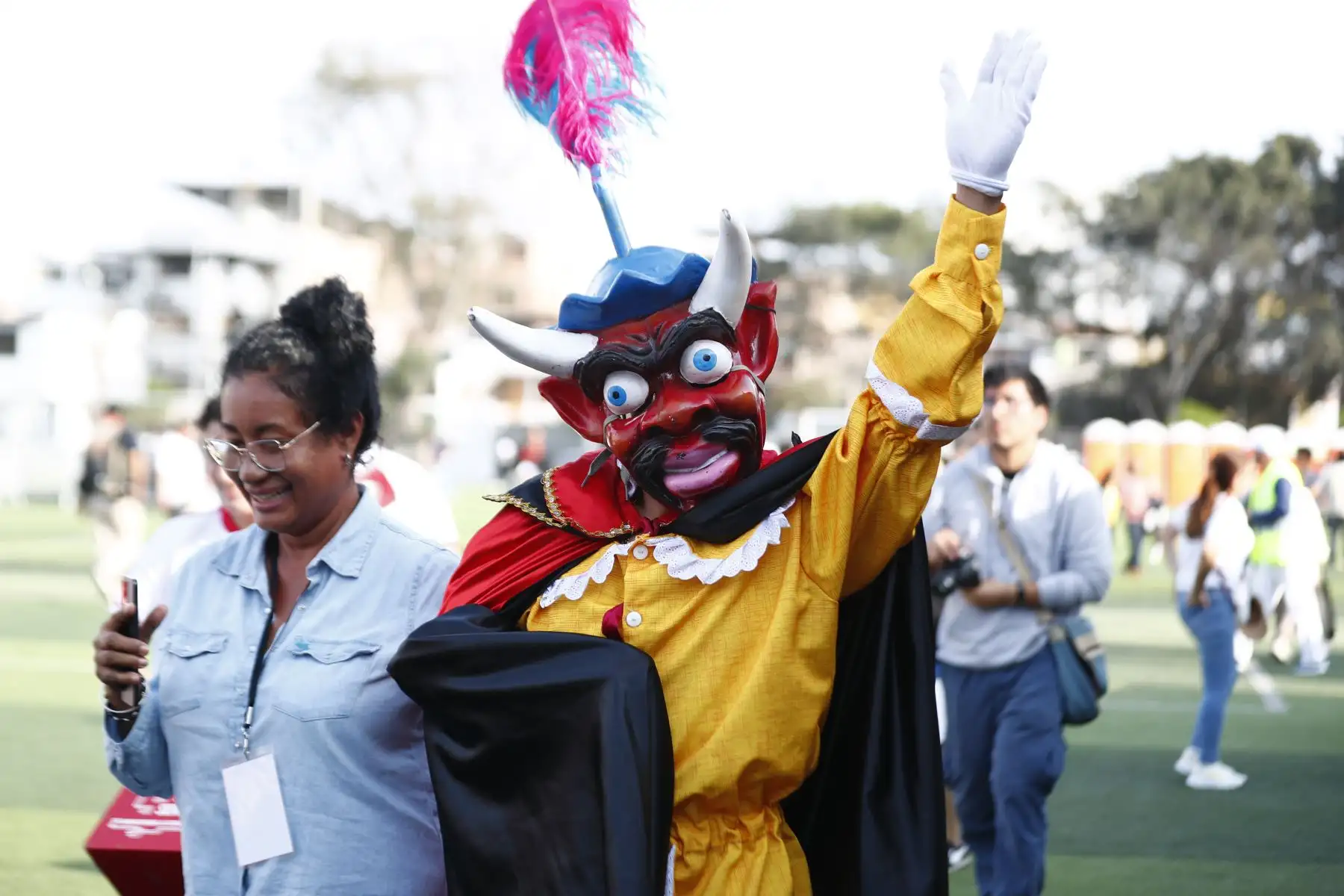El festival Afuera Fest Intercultural es organizado por el Ministerio de Cultura en el marco del Foro de Cooperación Económica Asia-Pacífico APEC Perú 2024, es de ingreso libre al público, y además de su gran estelar musical, contó con una gran feria de artesanías, bailes, música folclórica y patio de comidas. Foto: ANDINA/Daniel Bracamonte
