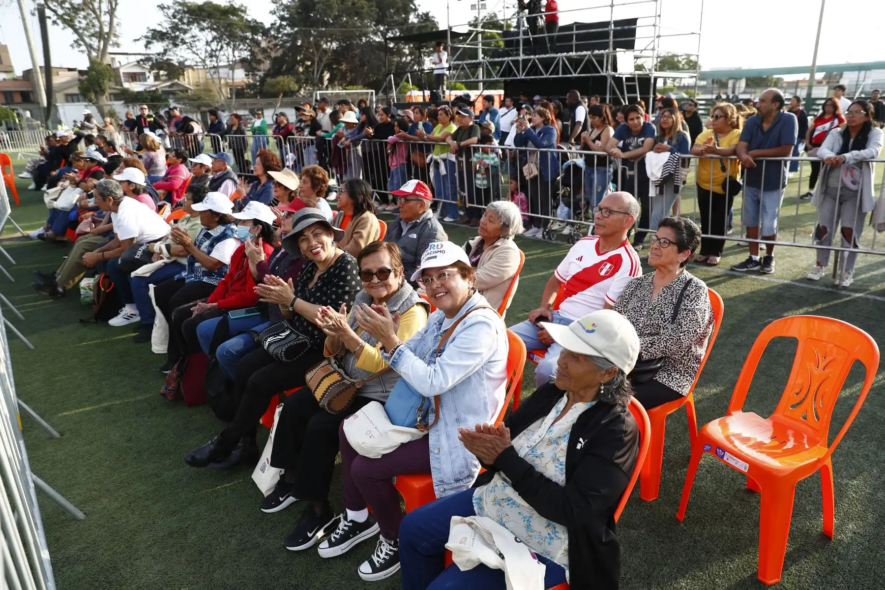 El festival Afuera Fest Intercultural es organizado por el Ministerio de Cultura en el marco del Foro de Cooperación Económica Asia-Pacífico APEC Perú 2024, es de ingreso libre al público, y además de su gran estelar musical, contó con una gran feria de artesanías, bailes, música folclórica y patio de comidas. Foto: ANDINA/Daniel Bracamonte