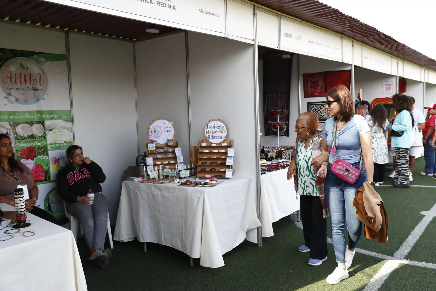 El festival Afuera Fest Intercultural es organizado por el Ministerio de Cultura en el marco del Foro de Cooperación Económica Asia-Pacífico APEC Perú 2024, es de ingreso libre al público, y además de su gran estelar musical, contó con una gran feria de artesanías, bailes, música folclórica y patio de comidas. Foto: ANDINA/Daniel Bracamonte