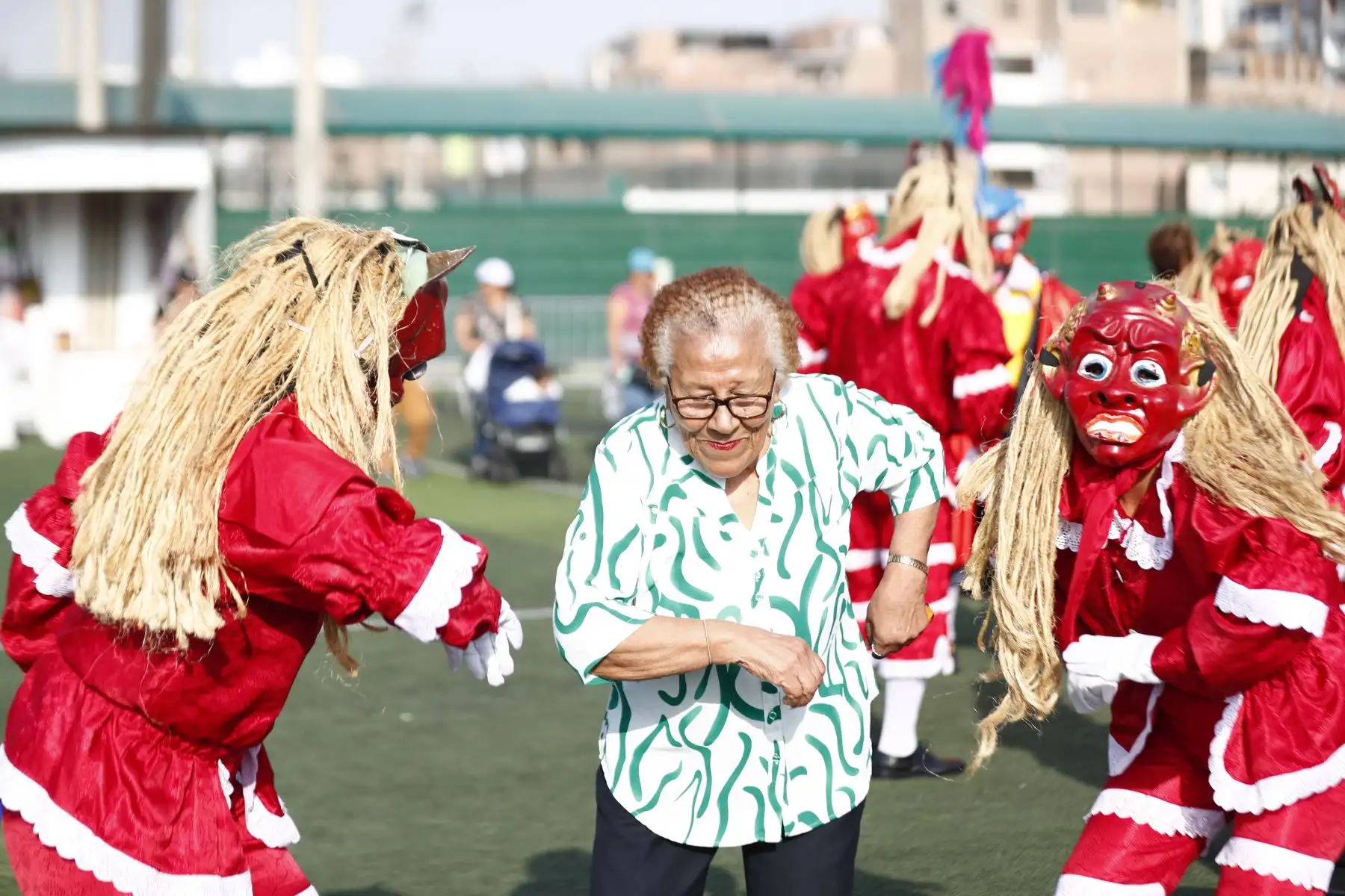 El festival Afuera Fest Intercultural es organizado por el Ministerio de Cultura en el marco del Foro de Cooperación Económica Asia-Pacífico APEC Perú 2024, es de ingreso libre al público, y además de su gran estelar musical, contó con una gran feria de artesanías, bailes, música folclórica y patio de comidas. Foto: ANDINA/Daniel Bracamonte