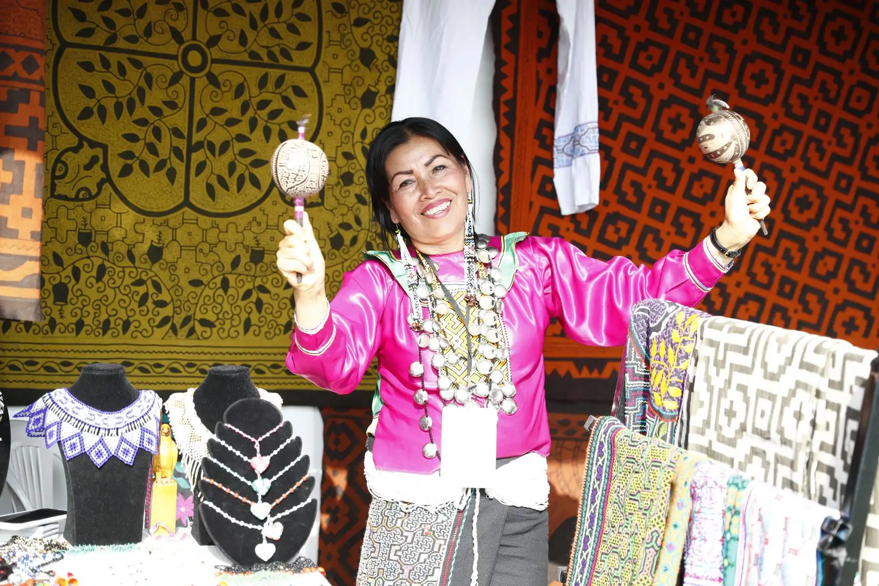 El festival Afuera Fest Intercultural es organizado por el Ministerio de Cultura en el marco del Foro de Cooperación Económica Asia-Pacífico APEC Perú 2024, es de ingreso libre al público, y además de su gran estelar musical, contó con una gran feria de artesanías, bailes, música folclórica y patio de comidas. Foto: ANDINA/Daniel Bracamonte