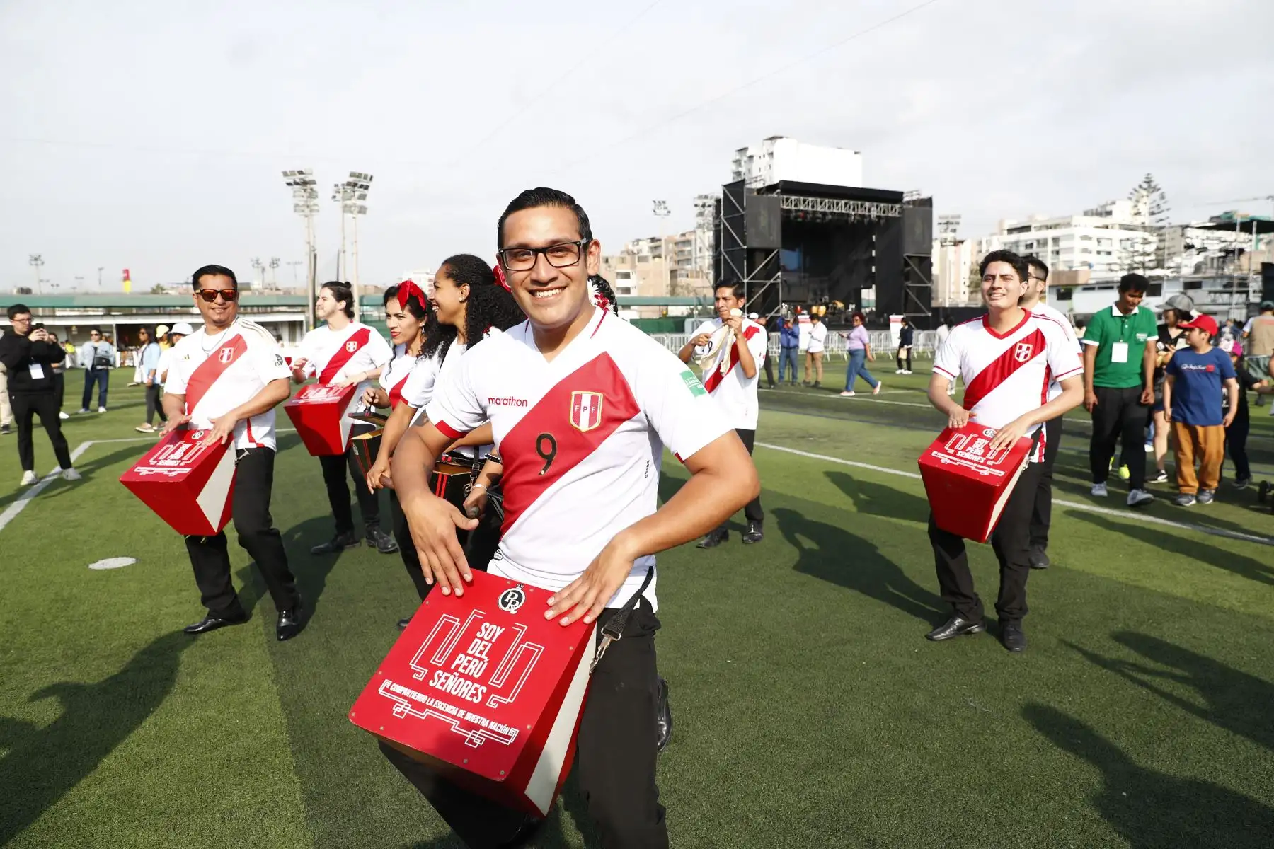 El festival Afuera Fest Intercultural es organizado por el Ministerio de Cultura en el marco del Foro de Cooperación Económica Asia-Pacífico APEC Perú 2024, es de ingreso libre al público, y además de su gran estelar musical, contó con una gran feria de artesanías, bailes, música folclórica y patio de comidas. Foto: ANDINA/Daniel Bracamonte