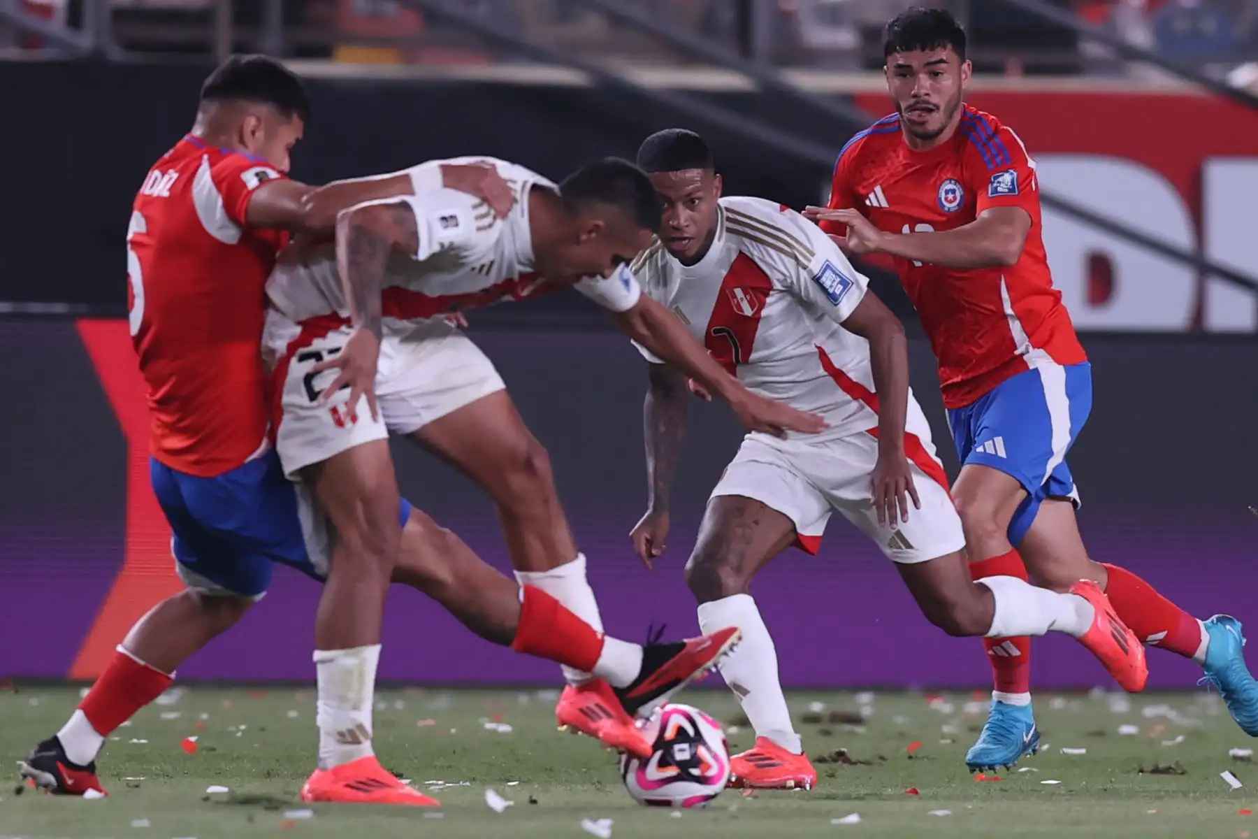 Las selecciones de Perú y Chile se enfrentan por las Eliminatorias Sudamericanas rumbo a la Copa del Mundo 2026 en el estadio Monumental de Ate. Foto: ANDINA/ Carlos Lezama Villantoy