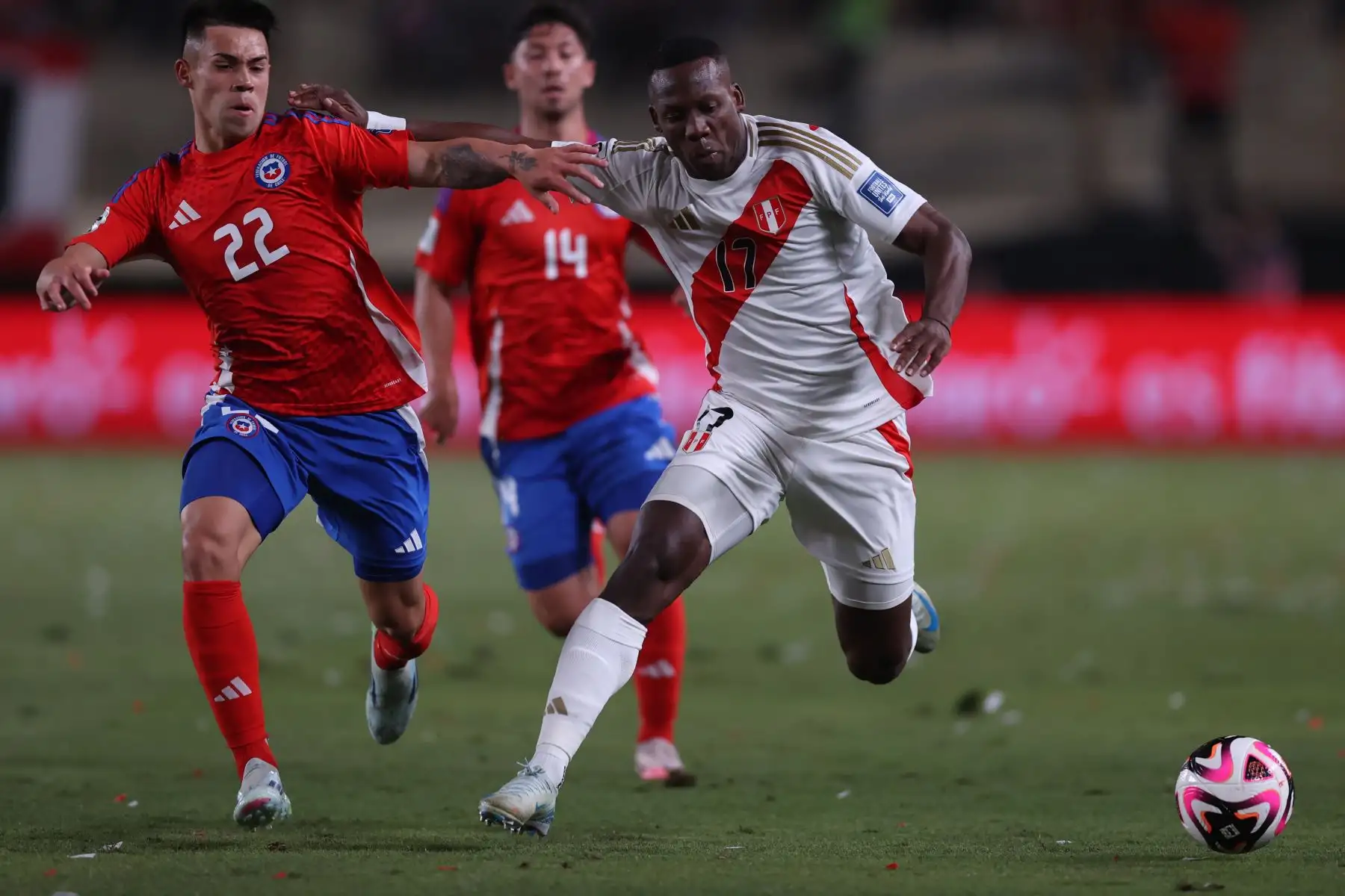 Las selecciones de Perú y Chile se enfrentan por las Eliminatorias Sudamericanas rumbo a la Copa del Mundo 2026 en el estadio Monumental de Ate. Foto: ANDINA/ Carlos Lezama Villantoy