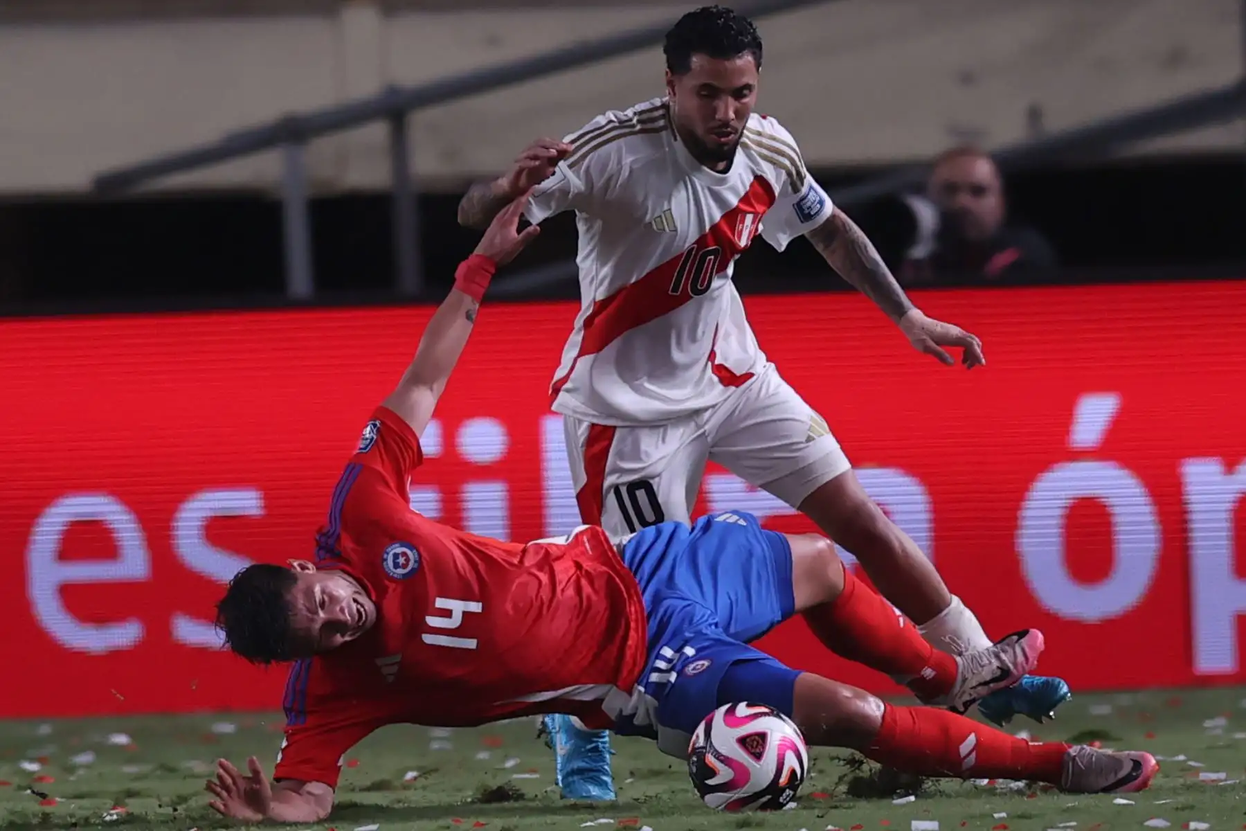 Las selecciones de Perú y Chile se enfrentan por las Eliminatorias Sudamericanas rumbo a la Copa del Mundo 2026 en el estadio Monumental de Ate. Foto: ANDINA/ Carlos Lezama Villantoy