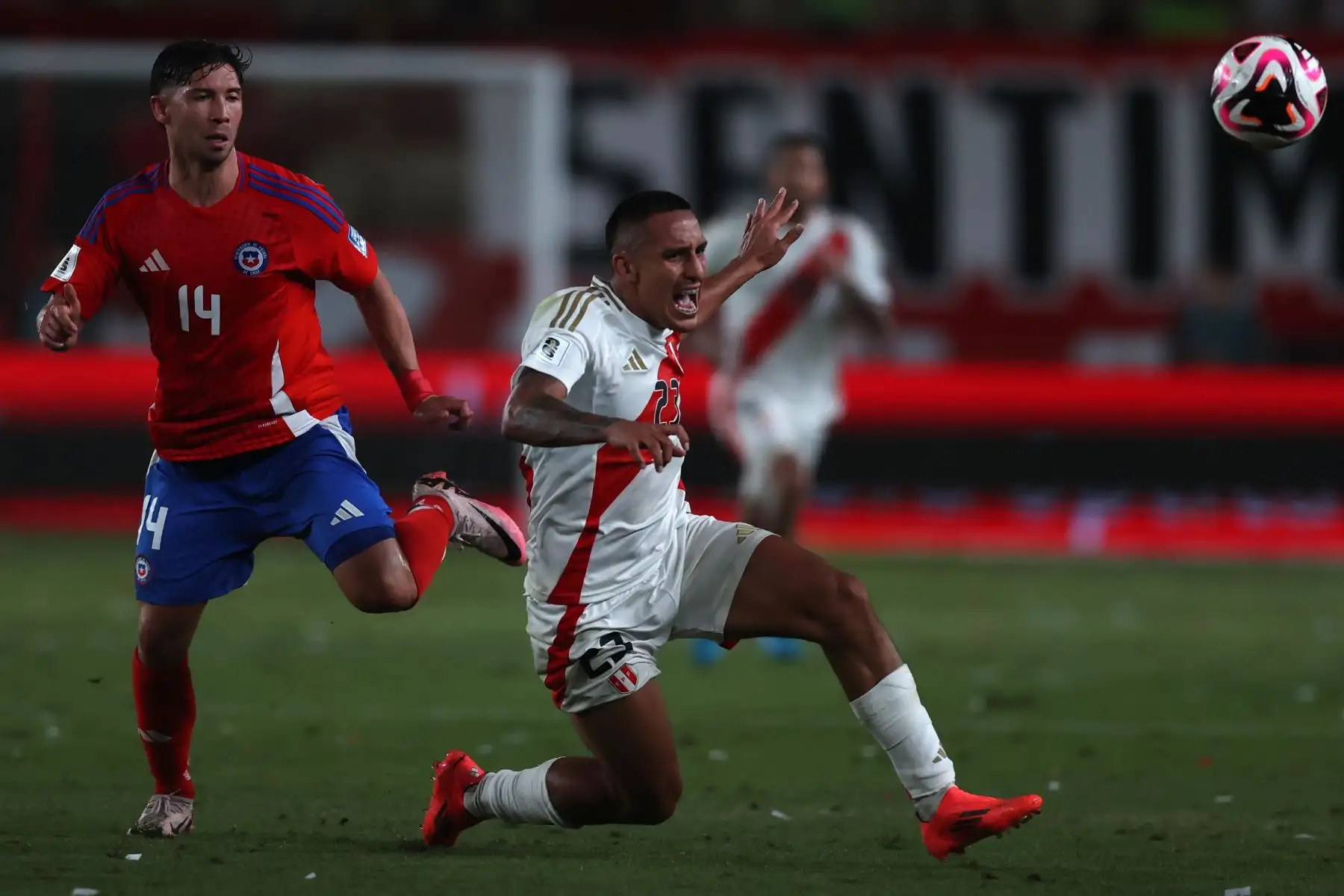 Las selecciones de Perú y Chile se enfrentan por las Eliminatorias Sudamericanas rumbo a la Copa del Mundo 2026 en el estadio Monumental de Ate. Foto: ANDINA/ Carlos Lezama Villantoy