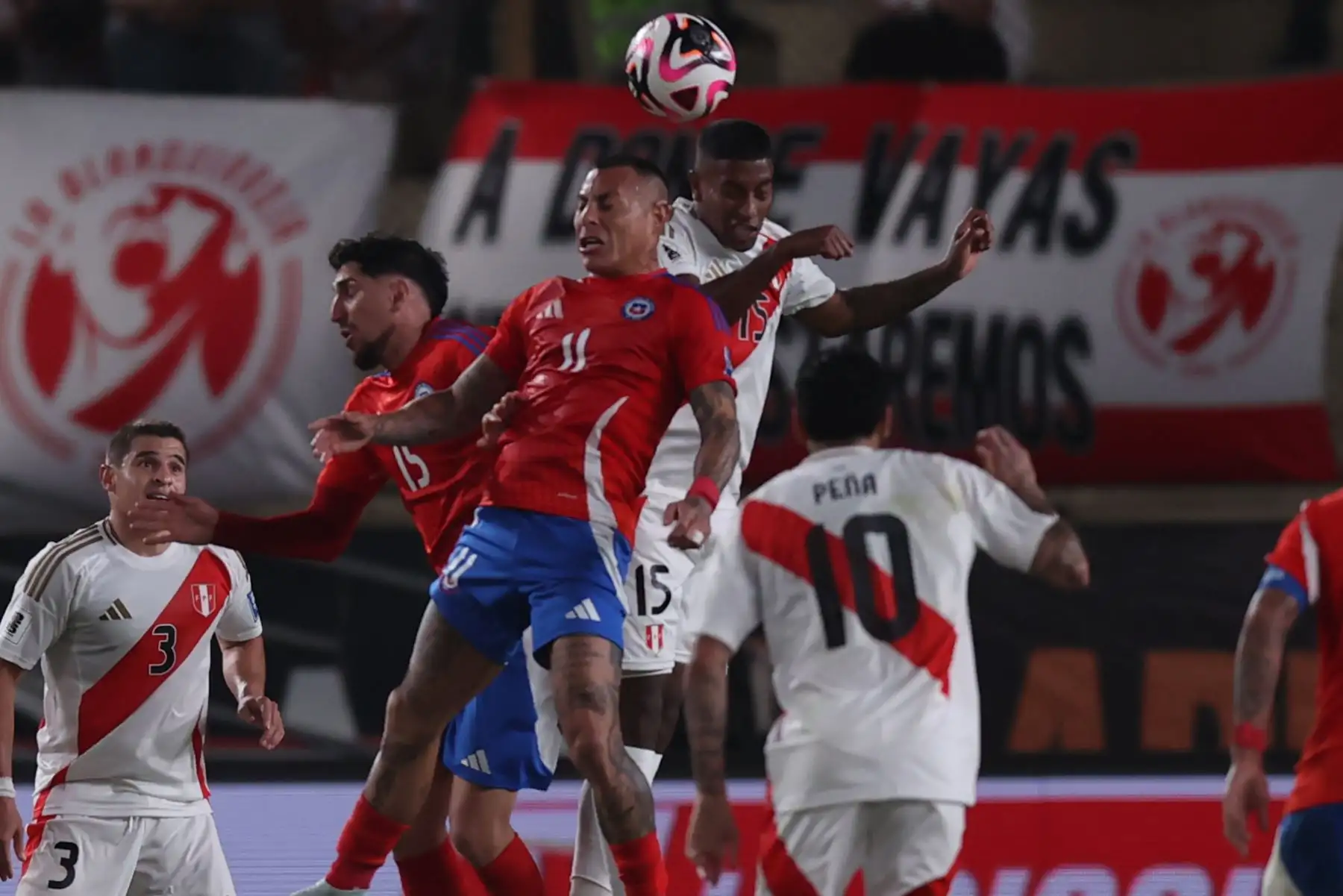 Las selecciones de Perú y Chile se enfrentan por las Eliminatorias Sudamericanas rumbo a la Copa del Mundo 2026 en el estadio Monumental de Ate. Foto: ANDINA/ Carlos Lezama Villantoy