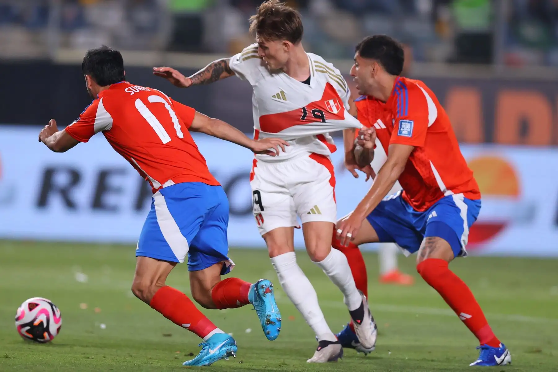 Las selecciones de Perú y Chile se enfrentan por las Eliminatorias Sudamericanas rumbo a la Copa del Mundo 2026 en el estadio Monumental de Ate. Foto: ANDINA/ Carlos Lezama Villantoy