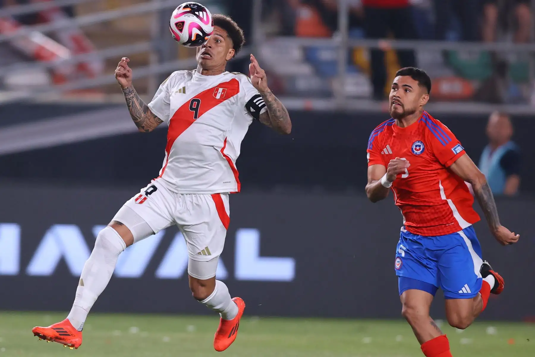 Las selecciones de Perú y Chile se enfrentan por las Eliminatorias Sudamericanas rumbo a la Copa del Mundo 2026 en el estadio Monumental de Ate. Foto: ANDINA/ Carlos Lezama Villantoy