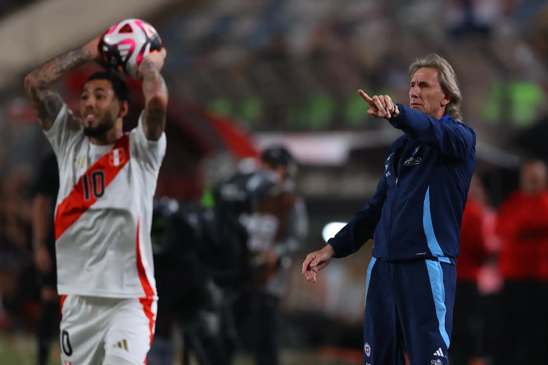 Las selecciones de Perú y Chile se enfrentan por las Eliminatorias Sudamericanas rumbo a la Copa del Mundo 2026 en el estadio Monumental de Ate. Foto: ANDINA/ Carlos Lezama Villantoy