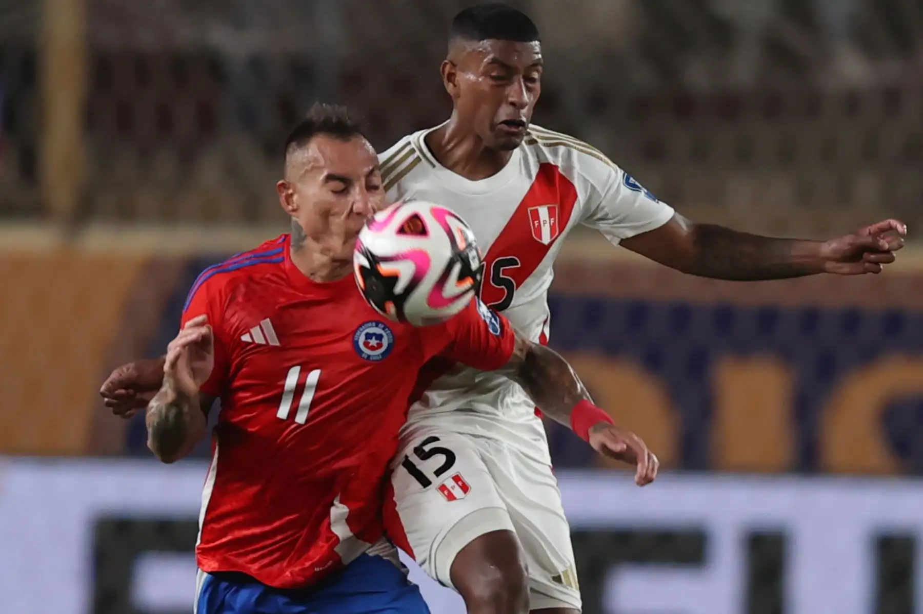 Las selecciones de Perú y Chile se enfrentan por las Eliminatorias Sudamericanas rumbo a la Copa del Mundo 2026 en el estadio Monumental de Ate. Foto: ANDINA/ Carlos Lezama Villantoy