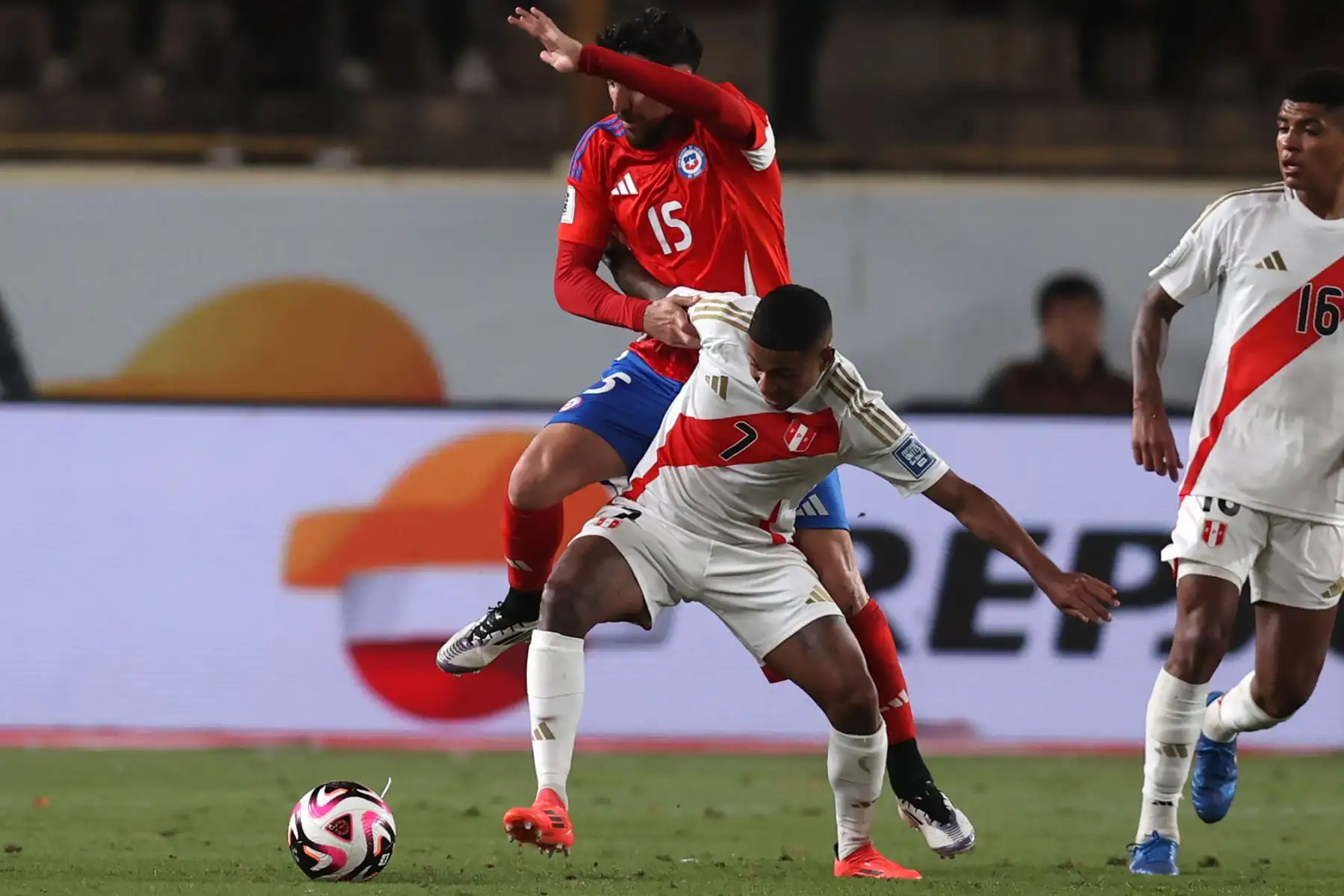 Las selecciones de Perú y Chile se enfrentan por las Eliminatorias Sudamericanas rumbo a la Copa del Mundo 2026 en el estadio Monumental de Ate. Foto: ANDINA/ Carlos Lezama Villantoy