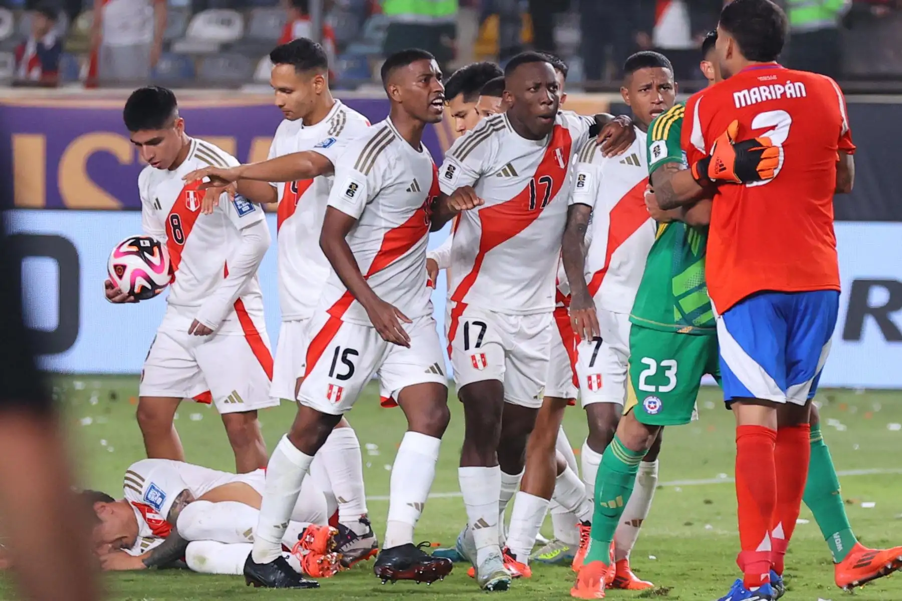 Las selecciones de Perú y Chile se enfrentan por las Eliminatorias Sudamericanas rumbo a la Copa del Mundo 2026 en el estadio Monumental de Ate. Foto: ANDINA/ Carlos Lezama Villantoy