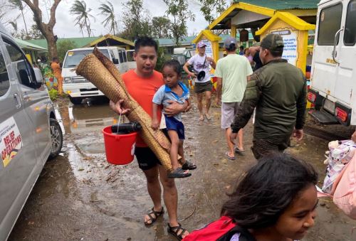 Filipinas eleva a supertifón a la tormenta Man-yi y evacúa a más de 100.000 personas. Foto: EFE