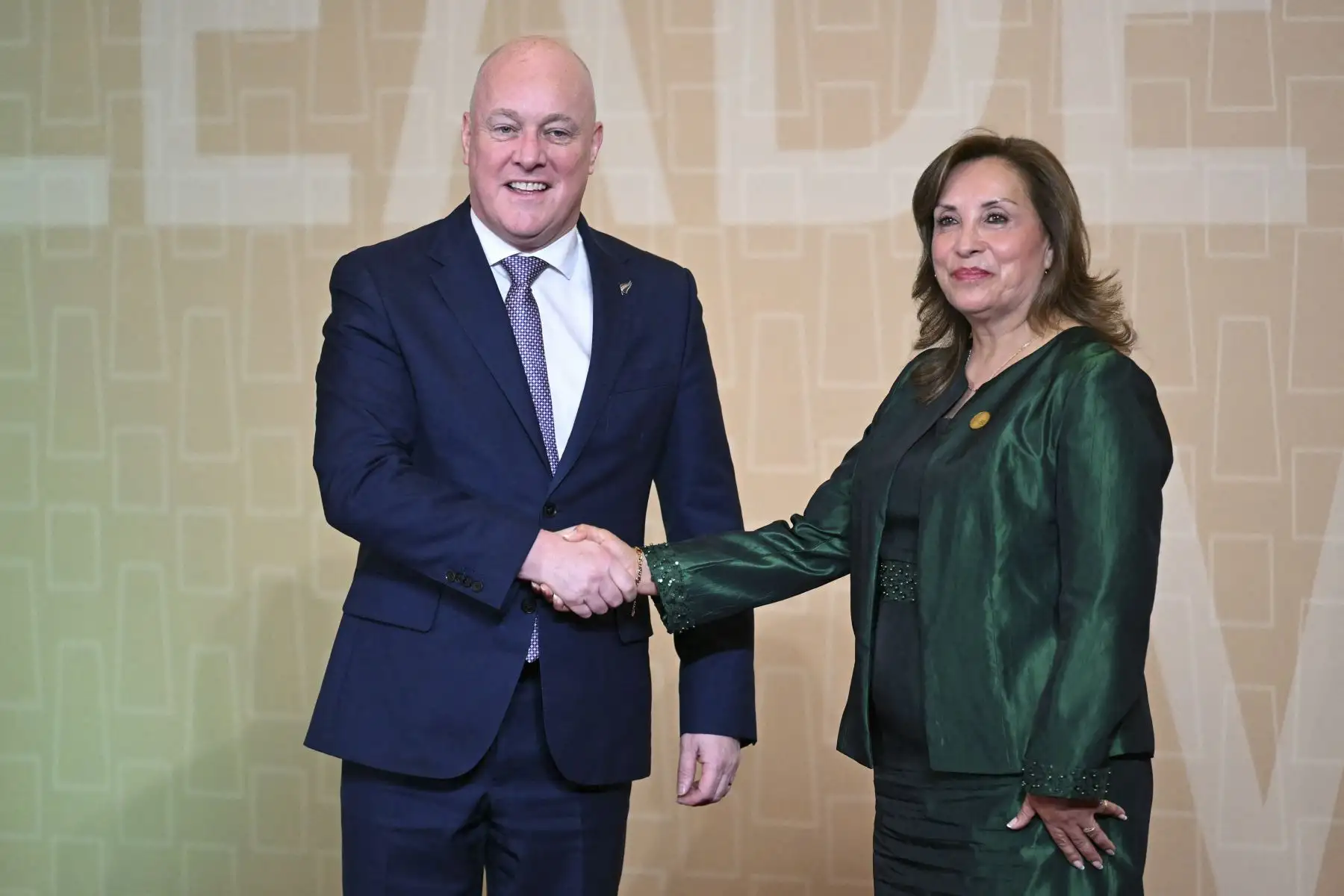 La presidenta de Perú, Dina Boluarte, saluda al primer ministro de Nueva Zelanda, Christopher Luxon, a su llegada a la Reunión de Líderes Económicos de APEC (AELM) en el Centro de Convenciones de Lima. Foto: ANDINA/AFP