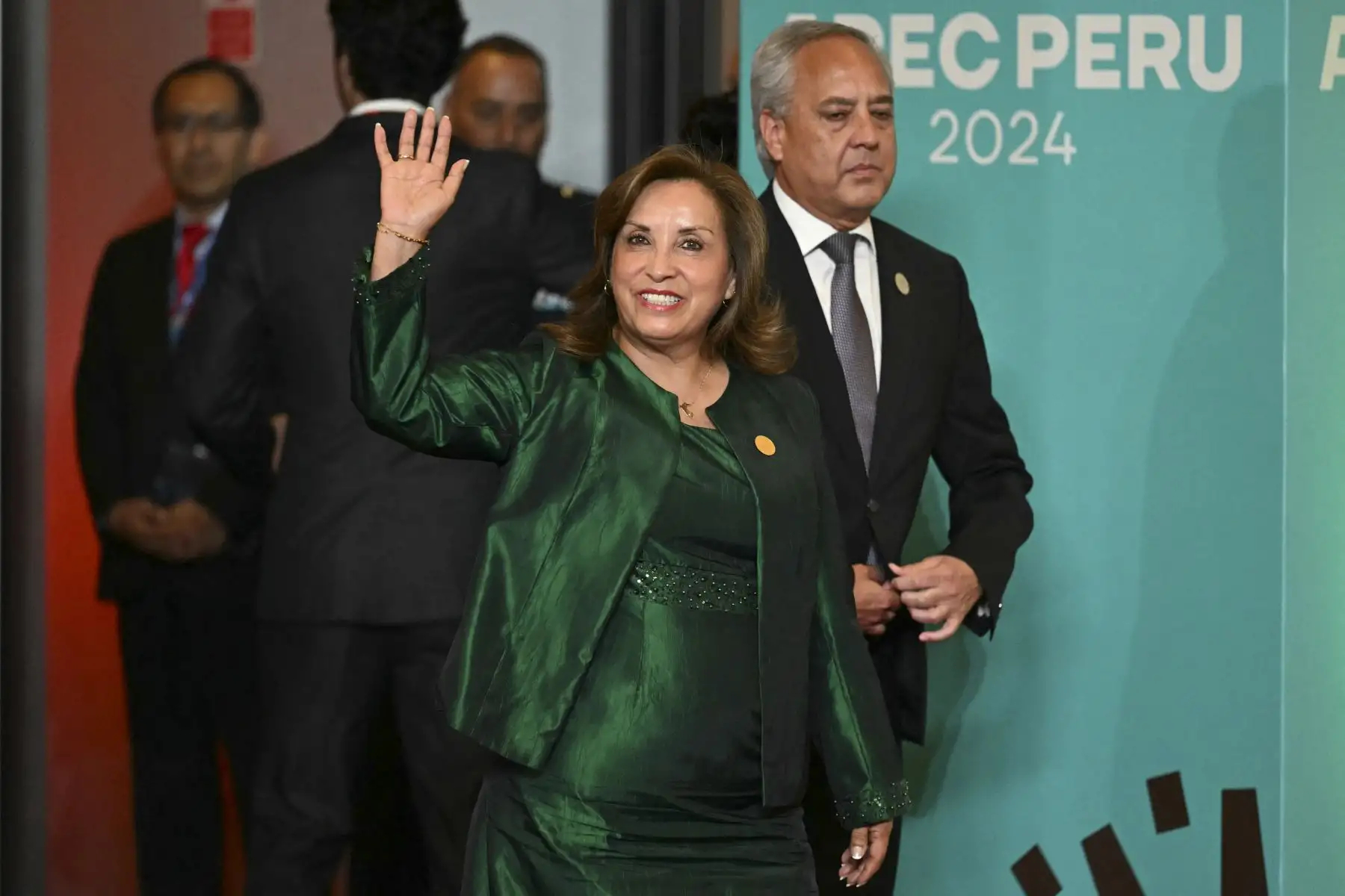 La presidenta de Perú, Dina Boluarte, saluda al primer ministro de Nueva Zelanda, Christopher Luxon, a su llegada a la Reunión de Líderes Económicos de APEC (AELM) en el Centro de Convenciones de Lima. Foto: ANDINA/AFP