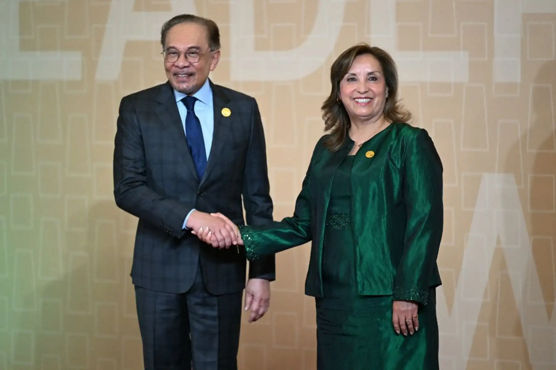 La presidenta Dina Boluarte, saluda al primer ministro de Malasia, Anwar Ibrahim, a su llegada a la Reunión de Líderes Económicos de APEC en el Centro de Convenciones de Lima. Foto: AFP