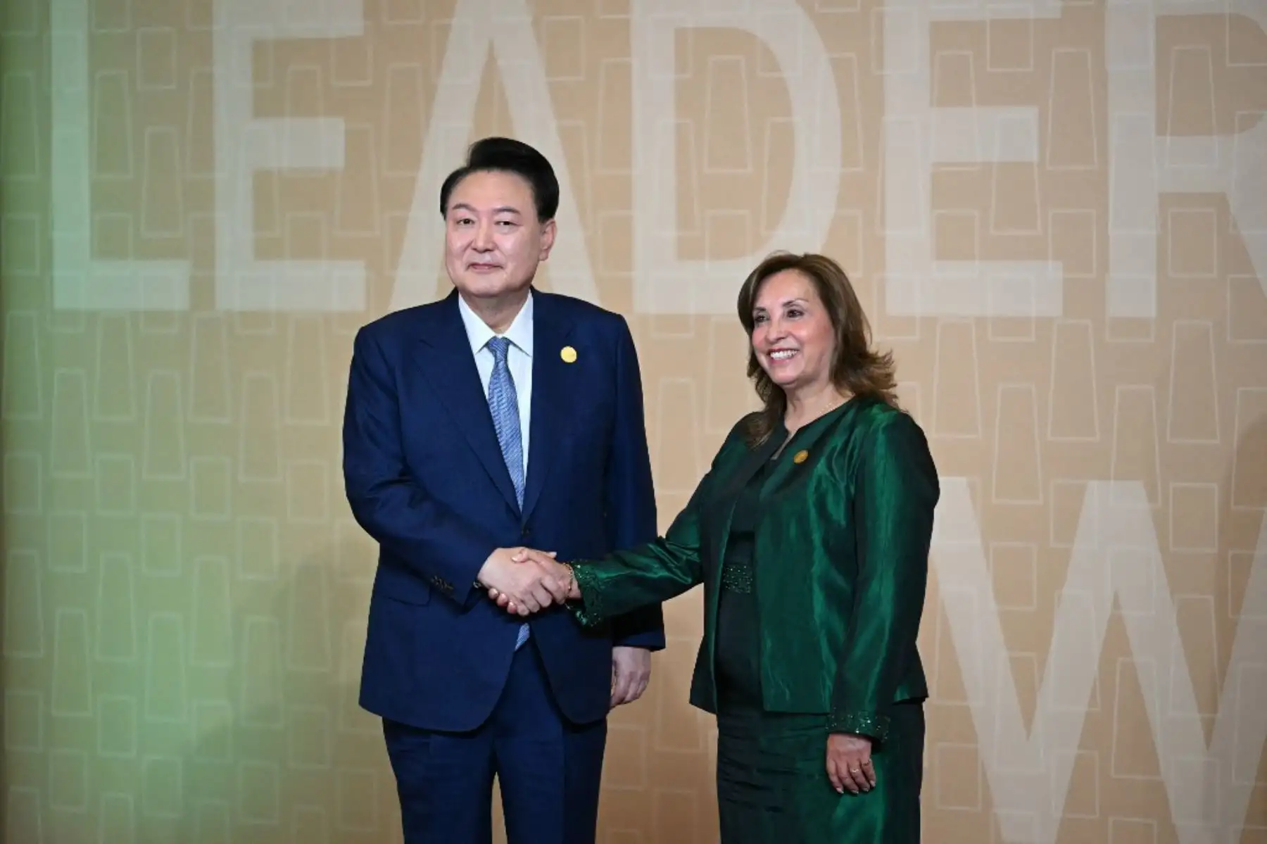 La presidenta de Perú, Dina Boluarte, saluda al presidente de Corea del Sur, Yoon Suk Yeol, a su llegada a la Reunión de Líderes Económicos de APEC (AELM) en el Centro de Convenciones de Lima. Foto: AFP