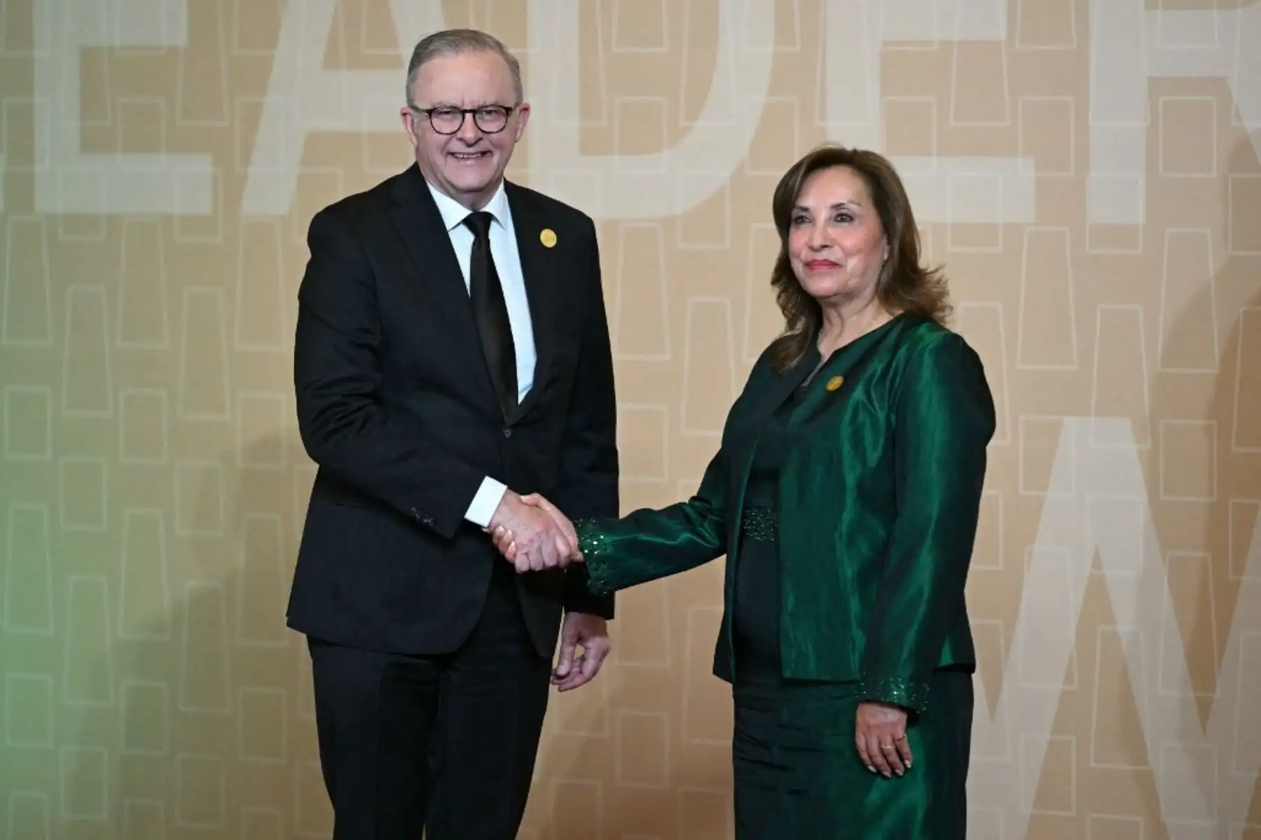 La presidenta de Perú, Dina Boluarte, saluda al primer ministro de Australia, Anthony Albanese, a su llegada a la Reunión de Líderes Económicos de APEC  en el Centro de Convenciones de Lima. Foto: AFP