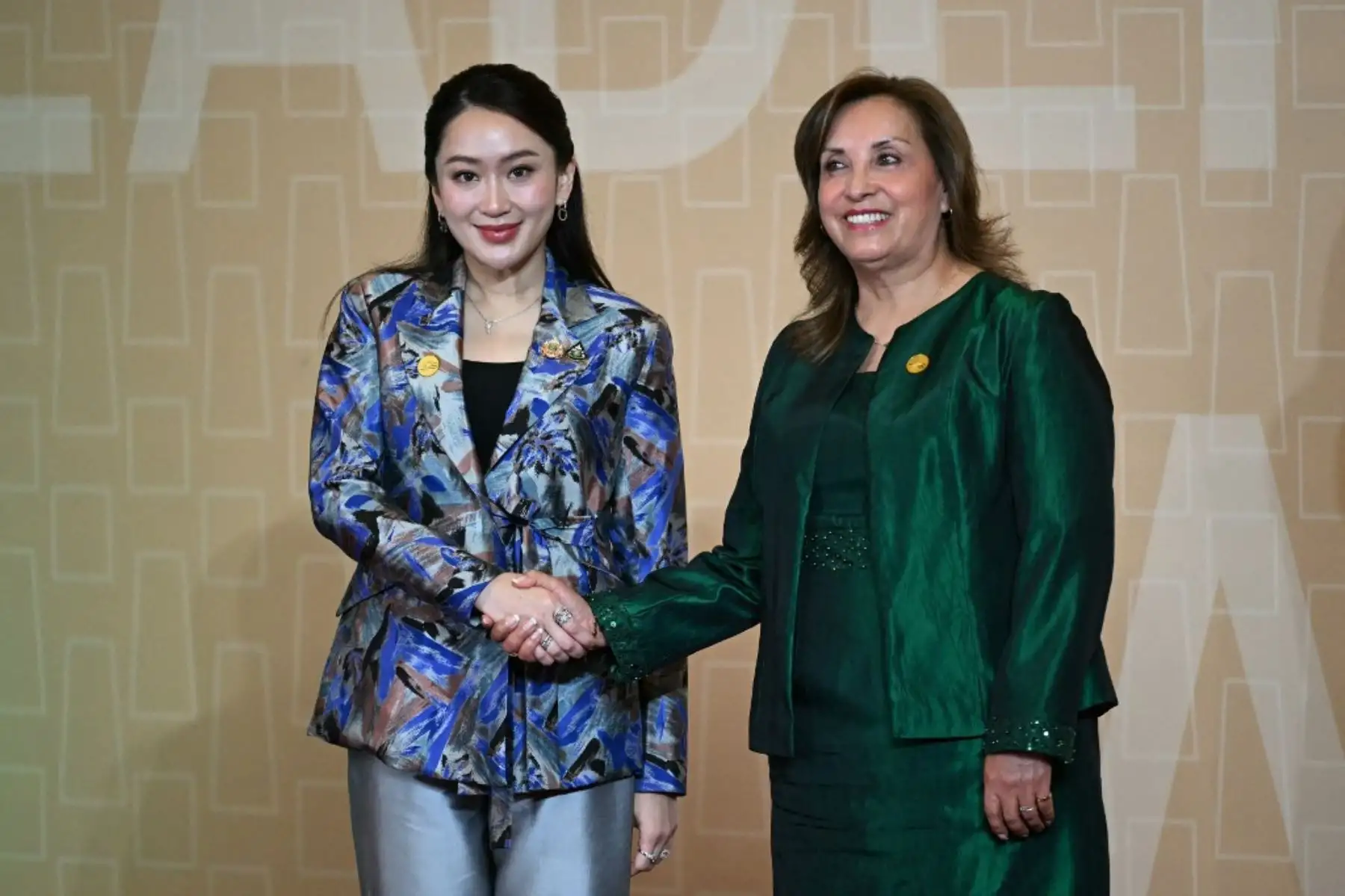 La presidenta de Perú, Dina Boluarte, saluda al primer ministro de Tailandia, Paetongtarn Shinawatra, a su llegada a la Reunión de Líderes Económicos de APEC (AELM) en el Centro de Convenciones de Lima. Foto: AFP