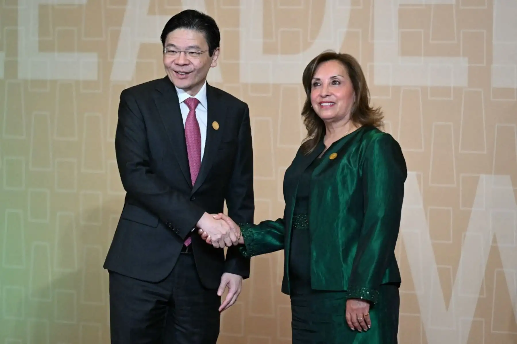 La presidenta de Perú, Dina Boluarte, saluda al primer ministro de Singapur, Lawrence Wong, a su llegada a la Reunión de Líderes Económicos de APEC (AELM) en el Centro de Convenciones de Lima. Foto. AFP