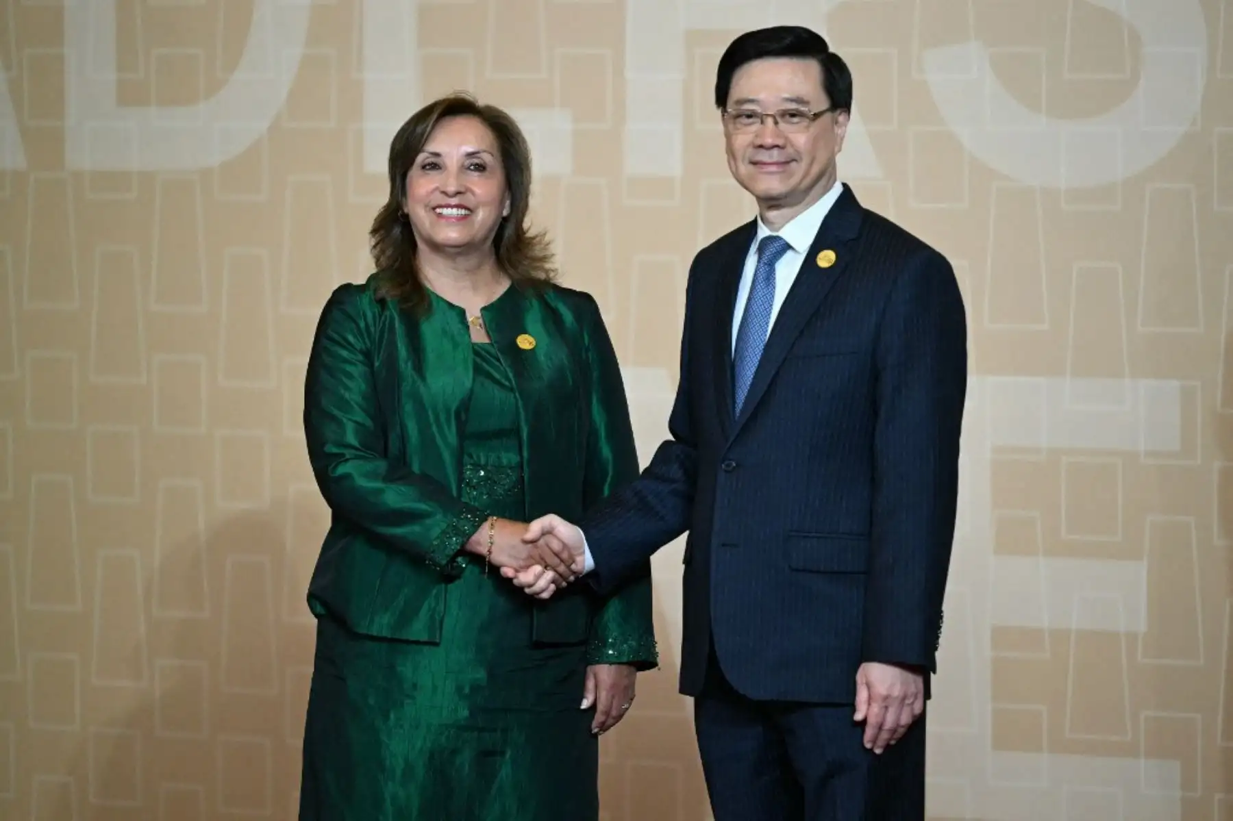 La presidenta de Perú, Dina Boluarte, saluda al director ejecutivo de Hong Kong, John Lee, a su llegada a la Reunión de Líderes Económicos de APEC (AELM) en el Centro de Convenciones de Lima. Foto: AFP