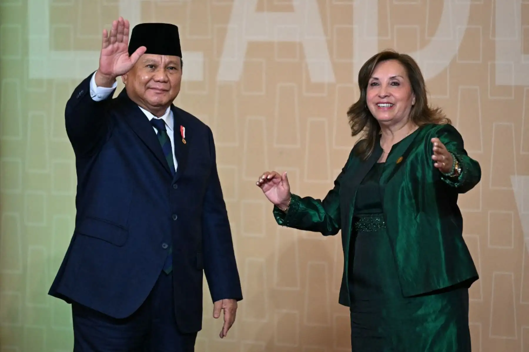 La presidenta de Perú, Dina Boluarte (R), recibe al presidente de Indonesia, Prabowo Subianto, a su llegada a la Reunión de Líderes Económicos de APEC (AELM) en el Centro de Convenciones de Lima. Foto: AFP