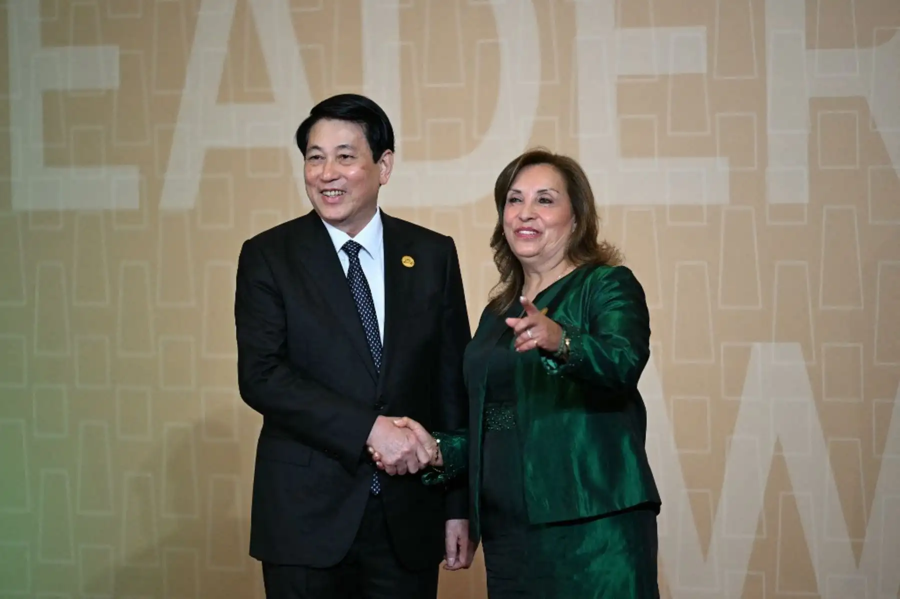 La presidenta de Rusia, Dina Boluarte (R), saluda al presidente de Vietnam, Luong Cuong, a su llegada a la Reunión de Líderes Económicos de APEC (AELM) en el Centro de Convenciones de Lima. Foto: AFP