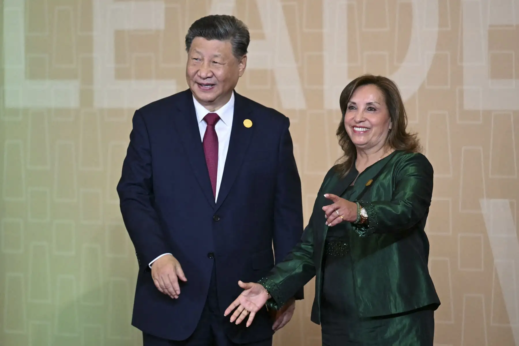 La presidenta de Perú, Dina Boluarte, da la bienvenida al presidente de China, Xi Jinping, a su llegada a la Reunión de Líderes Económicos de APEC (AELM) en el Centro de Convenciones de Lima.  Foto: ANDINA/AFP