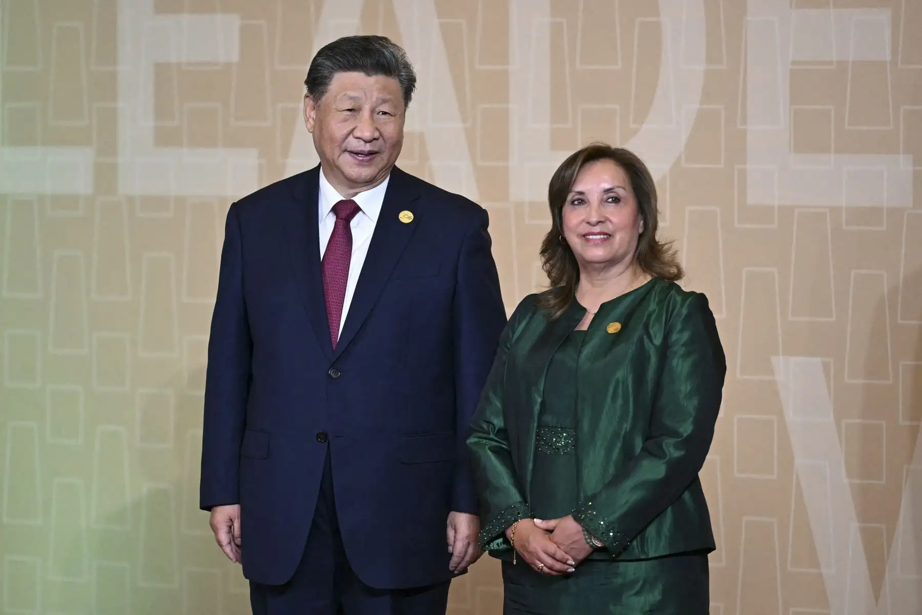 La presidenta de Perú, Dina Boluarte, da la bienvenida al presidente de China, Xi Jinping, a su llegada a la Reunión de Líderes Económicos de APEC (AELM) en el Centro de Convenciones de Lima.  Foto: ANDINA/AFP