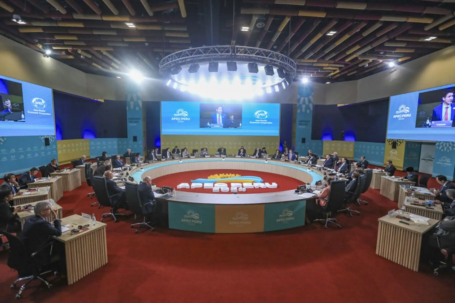 Como parte del programa del último día de actividades oficiales, se inicia el Retiro de Líderes Económicos presidido por la líder de la economía peruana, Dina Ercilia Boluarte Zegarra, evento previo a la ceremonia de traspaso de la presidencia APEC. Foto: ANDINA/ Prensa Presidencia