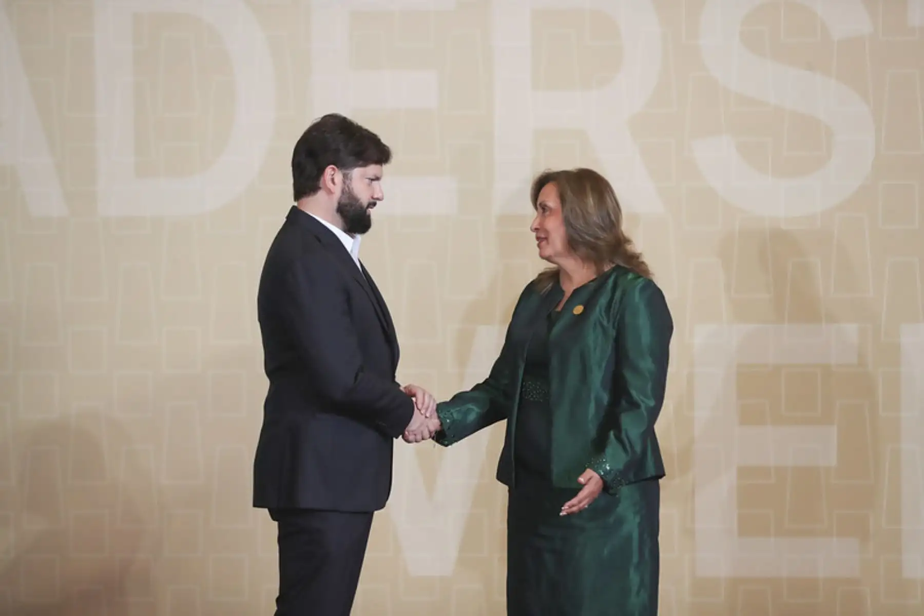 La presidenta de Perú, Dina Boluarte, saluda al presidente de Chile, Gabriel Boric, a su llegada a la Reunión de Líderes Económicos de APEC (AELM) en el Centro de Convenciones de Lima. 
Foto: ANDINA/ Prensa Presidencia